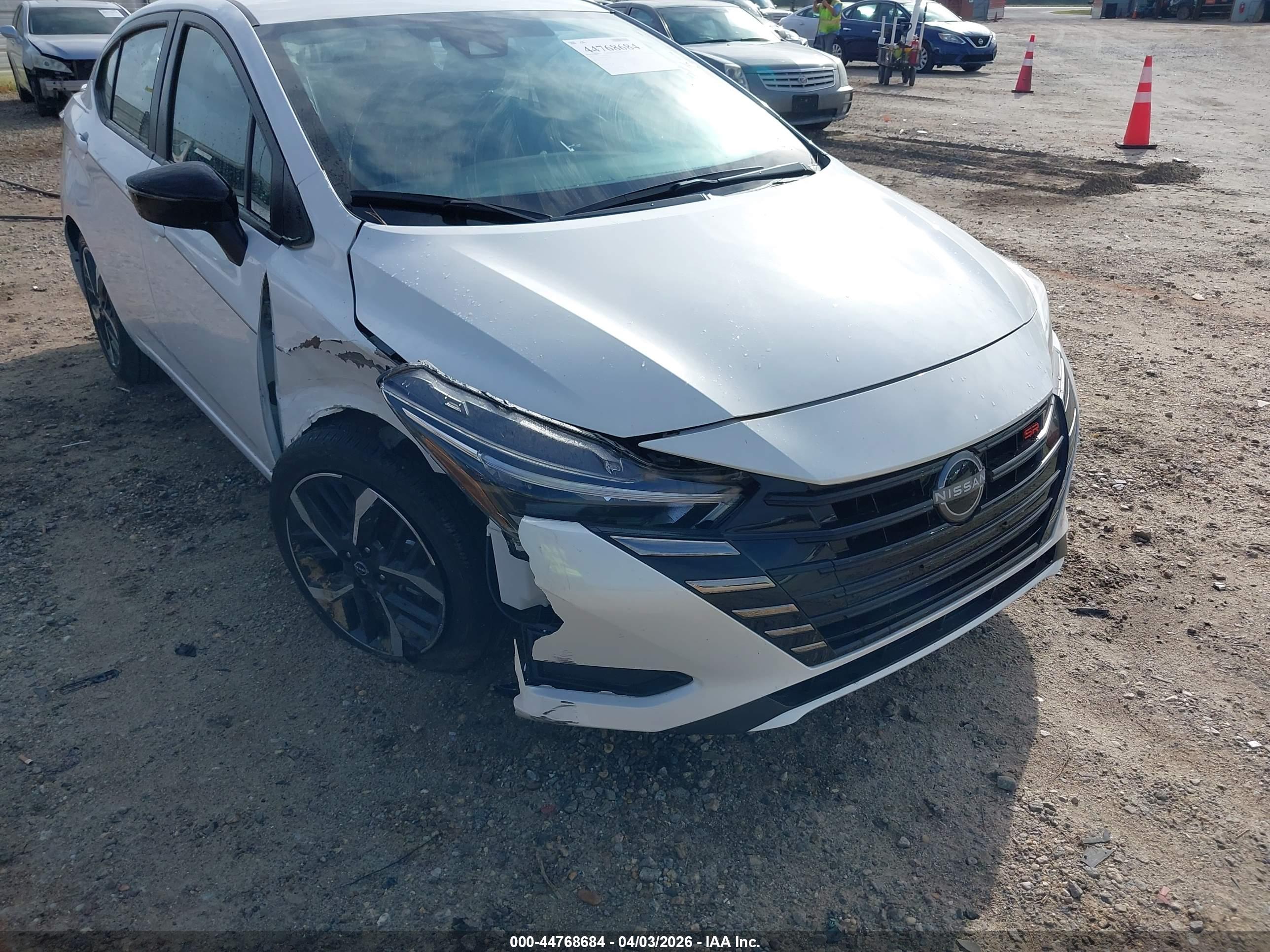 NISSAN VERSA image 6