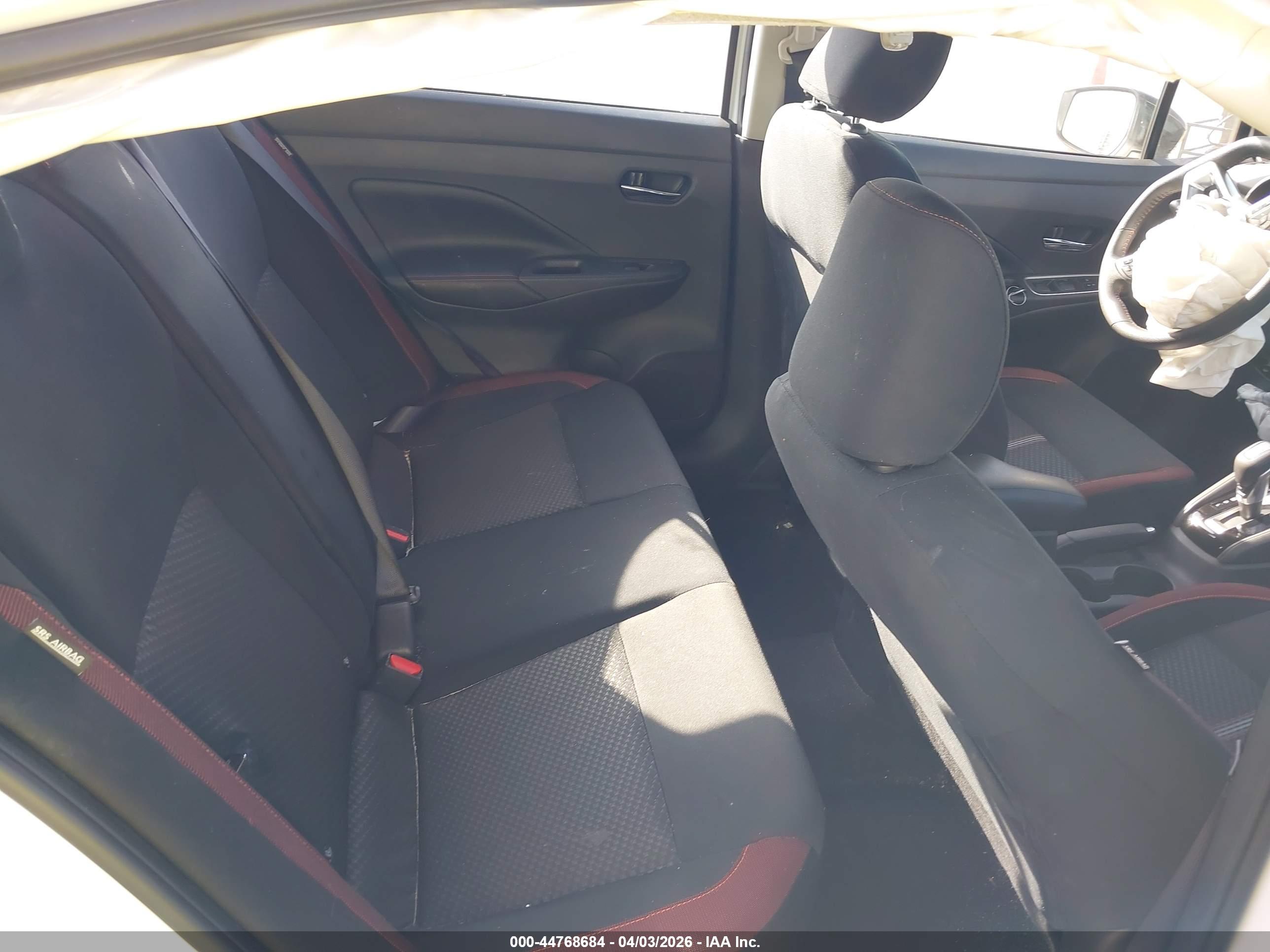 NISSAN VERSA image 8