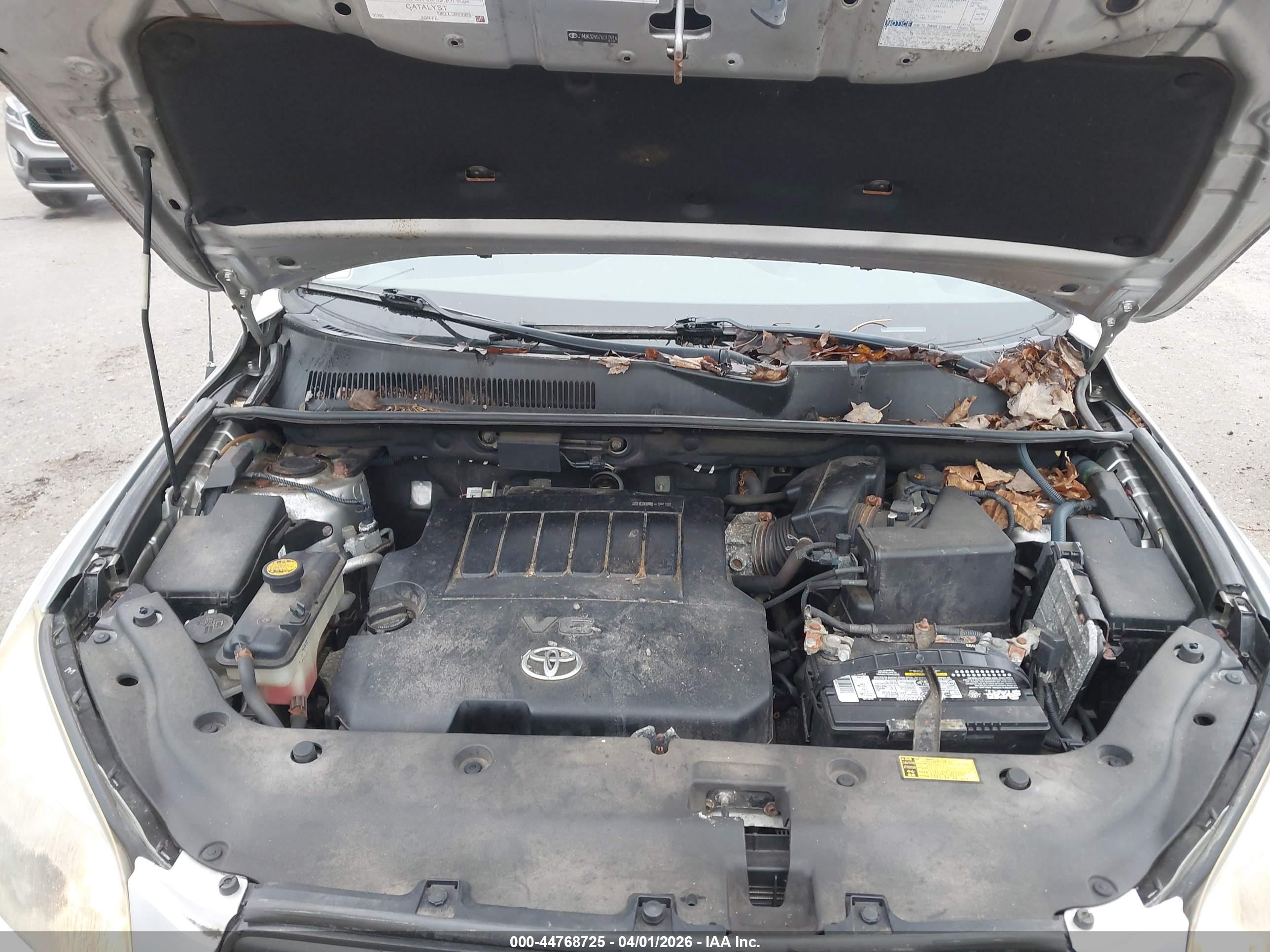TOYOTA RAV4 image 10