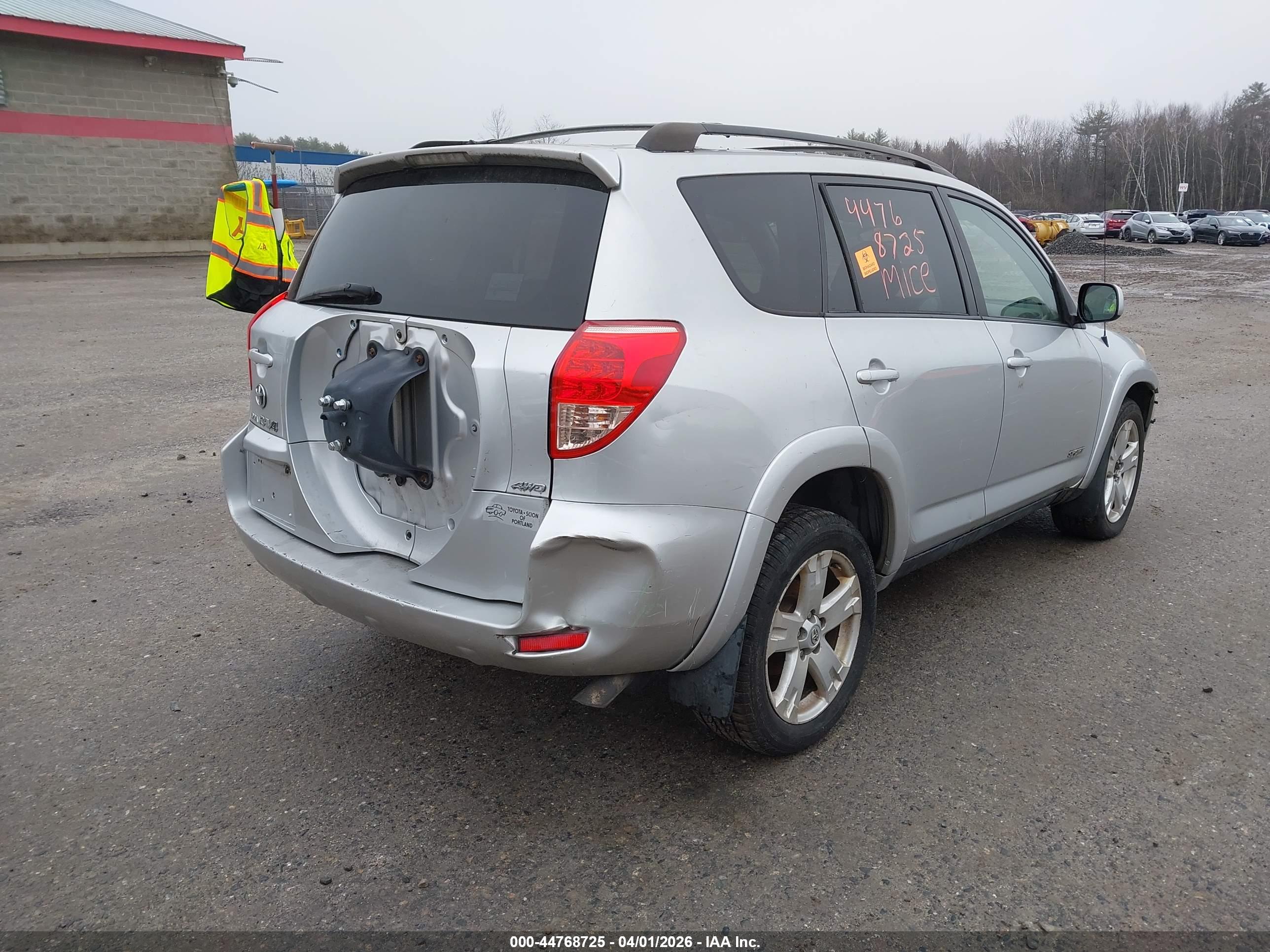 TOYOTA RAV4 image 4