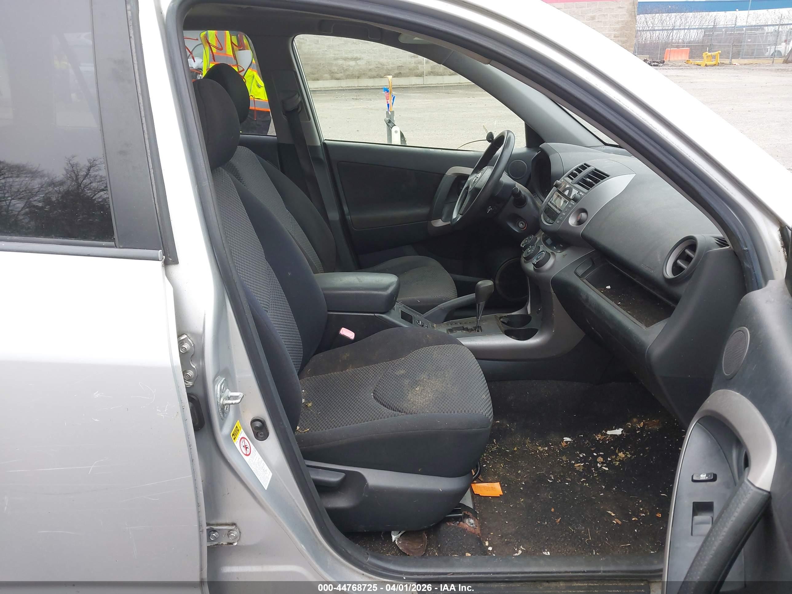 TOYOTA RAV4 image 5