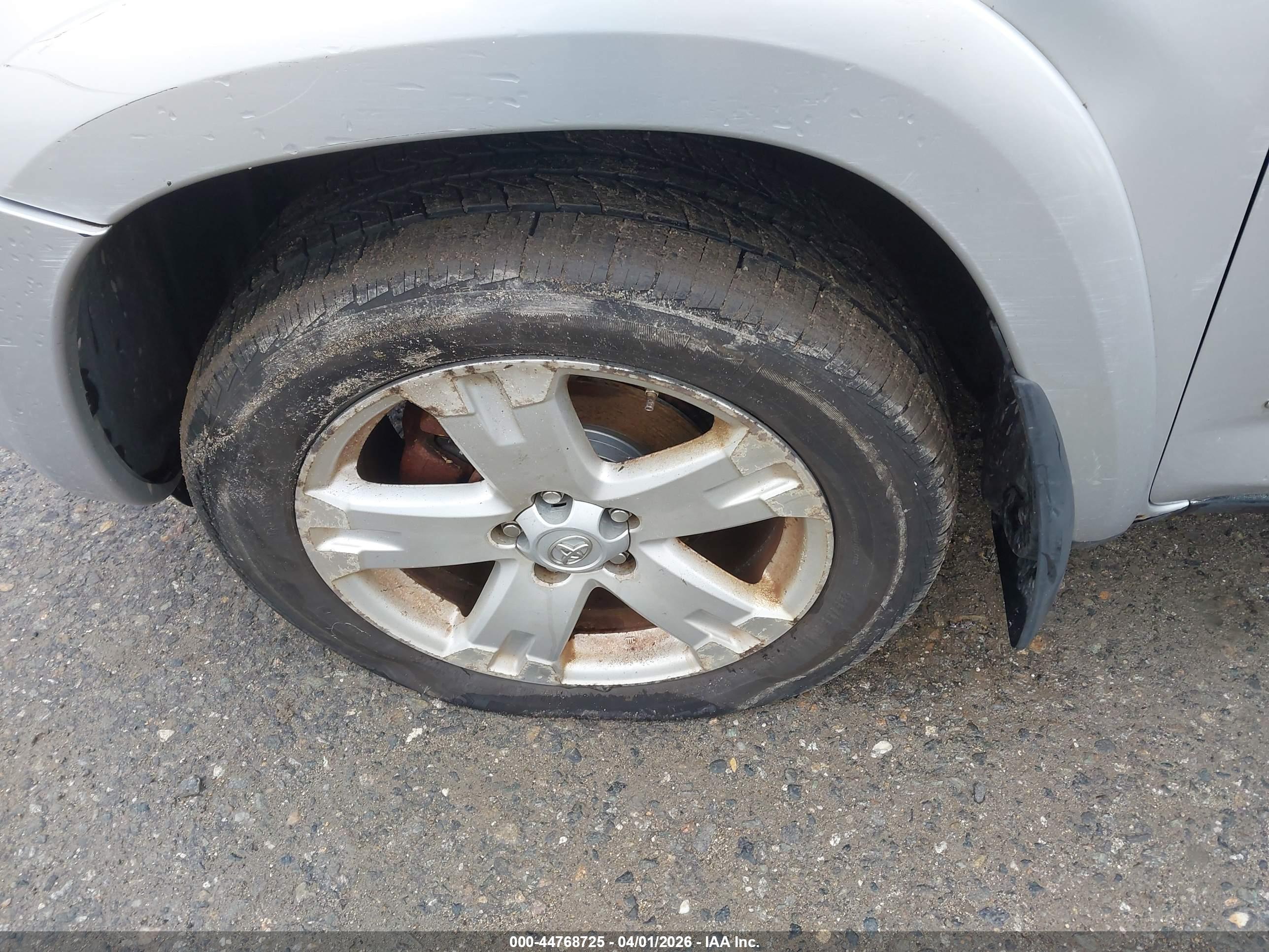 TOYOTA RAV4 image 6