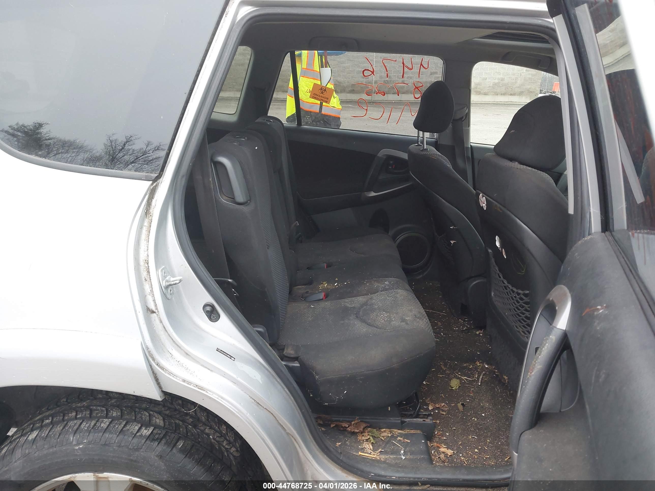 TOYOTA RAV4 image 8