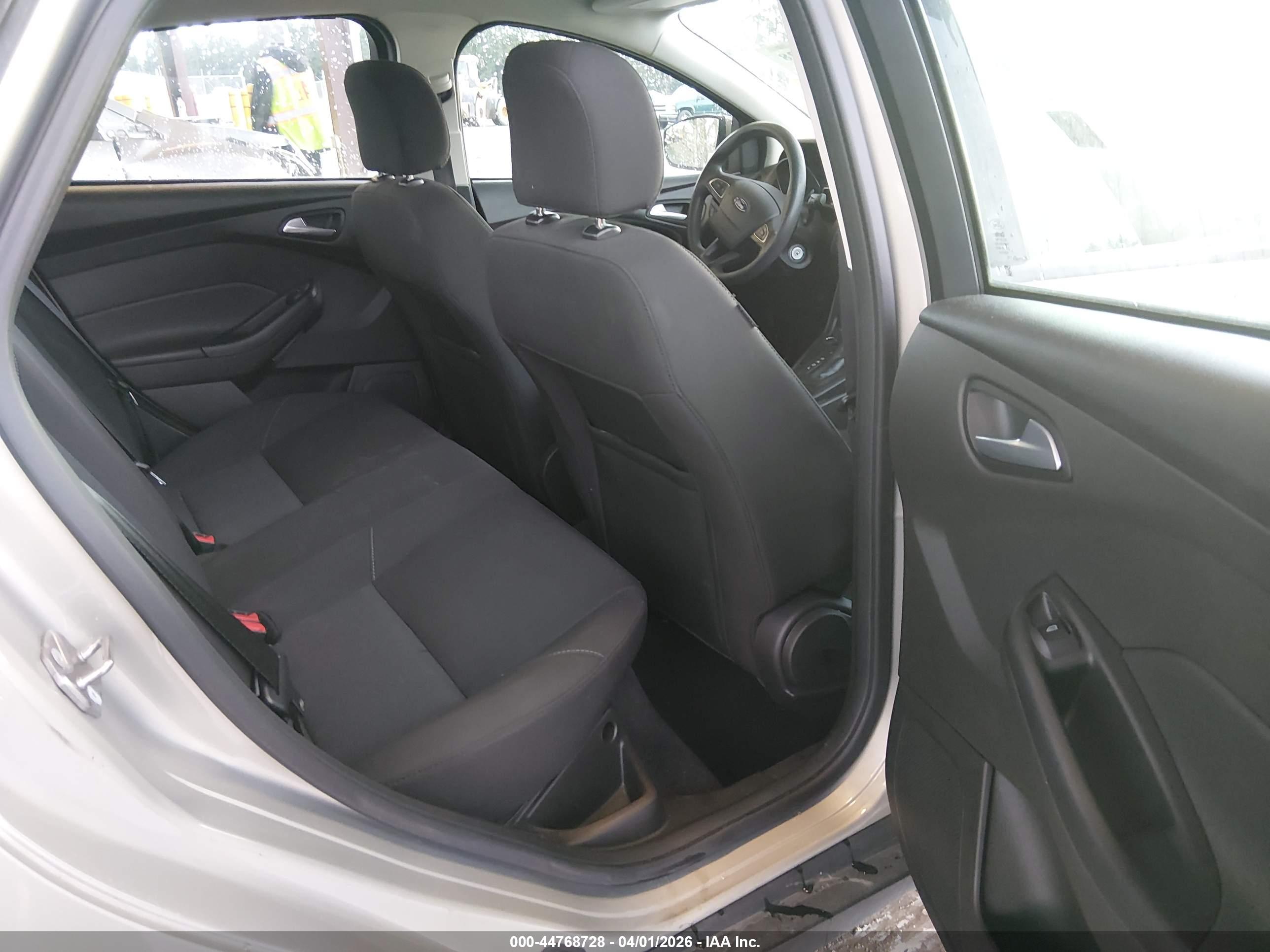 FORD FOCUS image 8