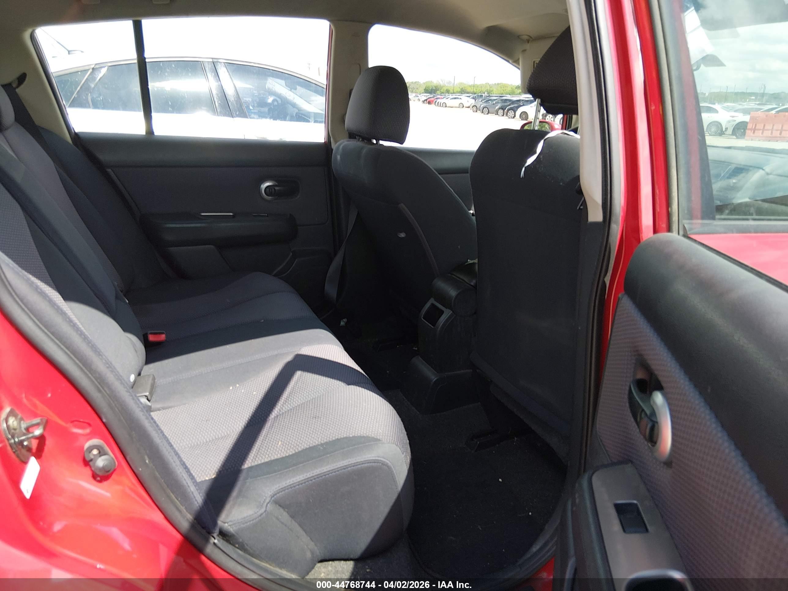 NISSAN VERSA image 8
