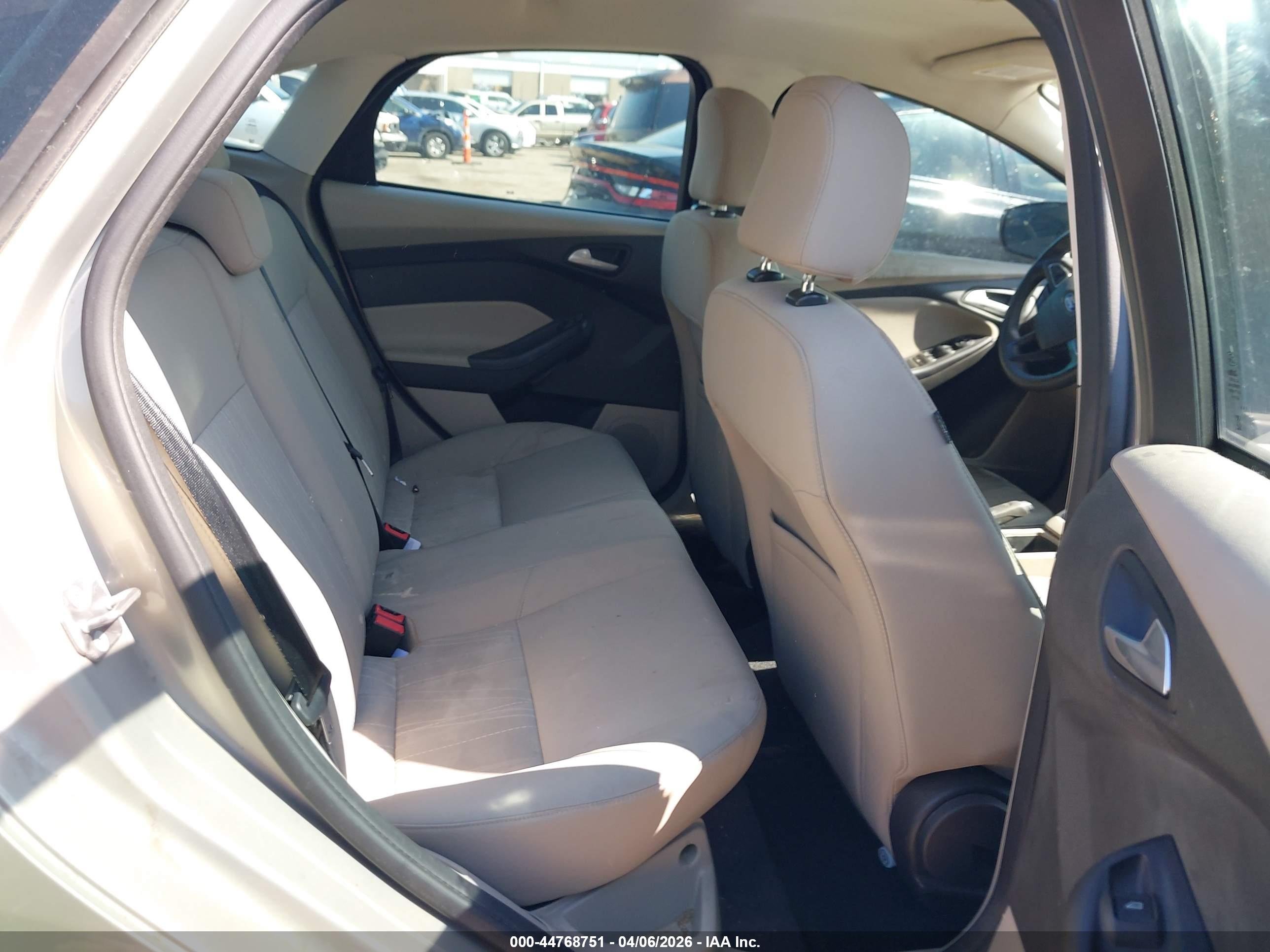 FORD FOCUS image 8