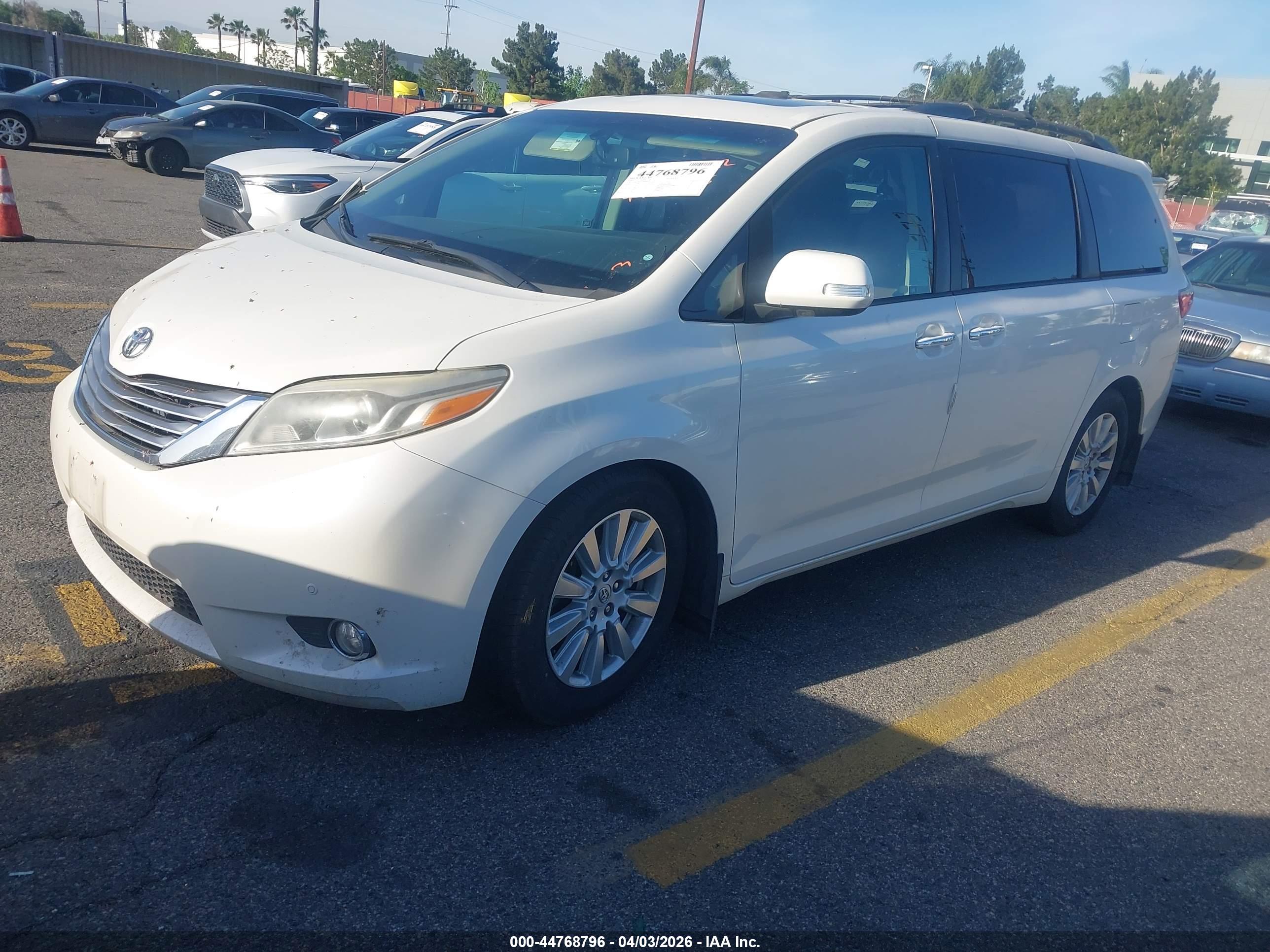 TOYOTA SIENNA image 2