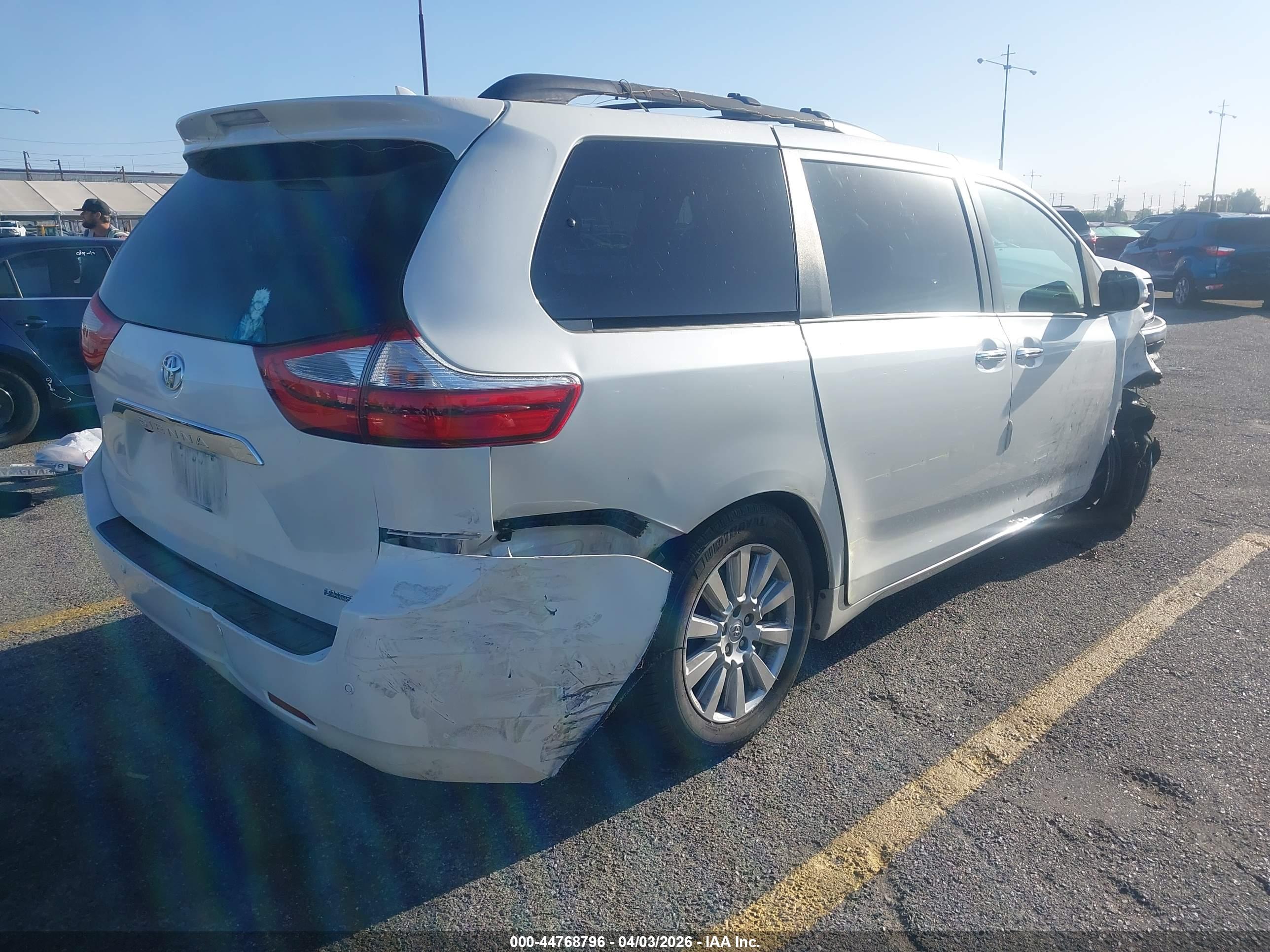 TOYOTA SIENNA image 4