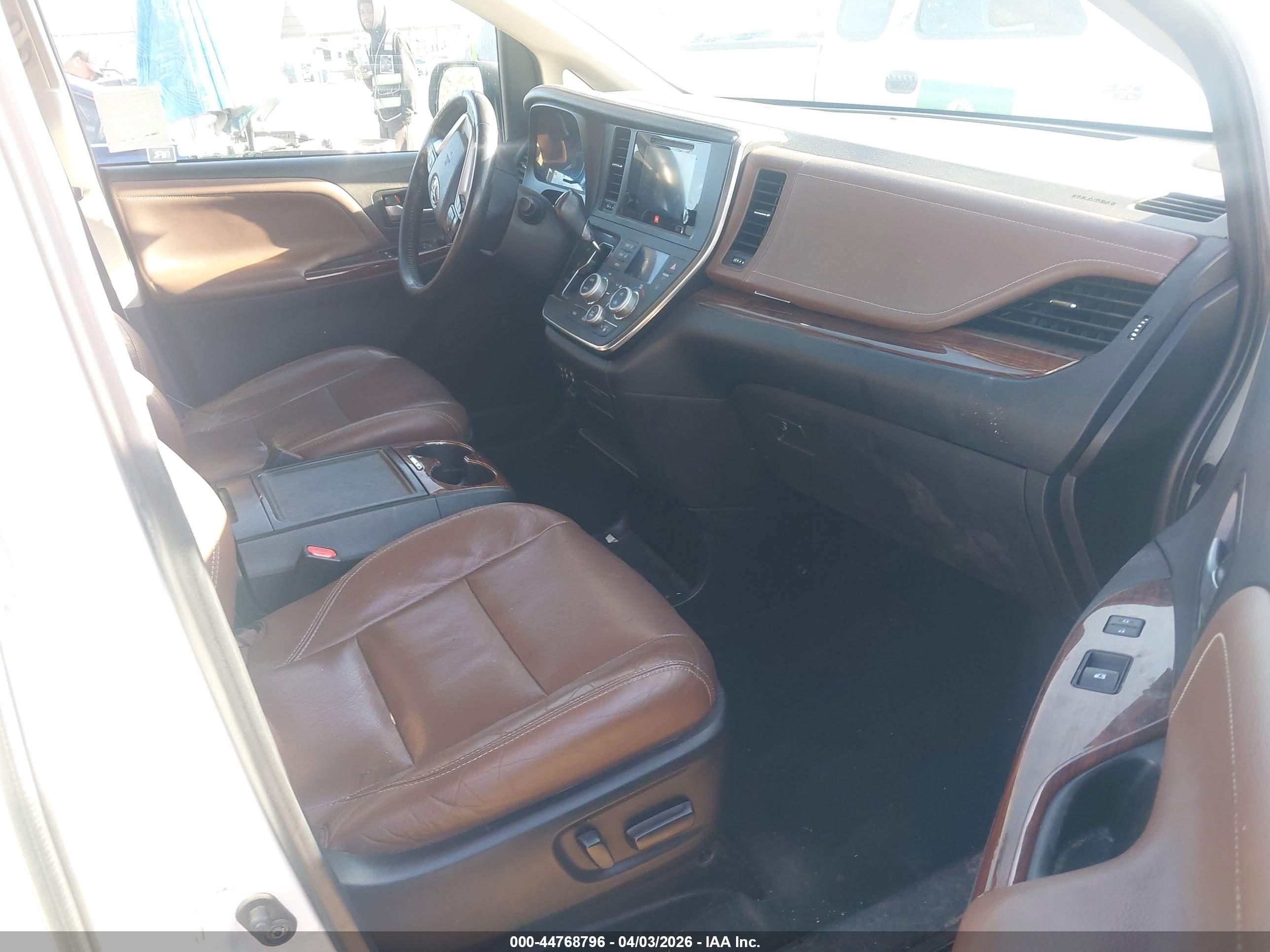 TOYOTA SIENNA image 5