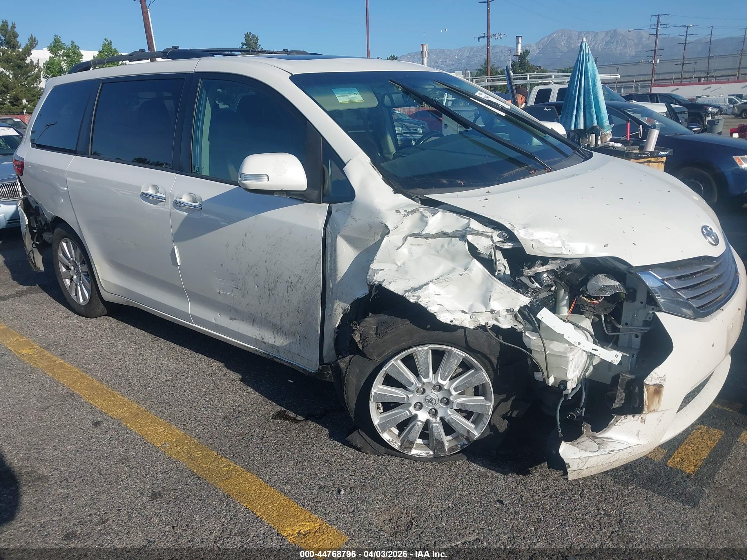 TOYOTA SIENNA image 6