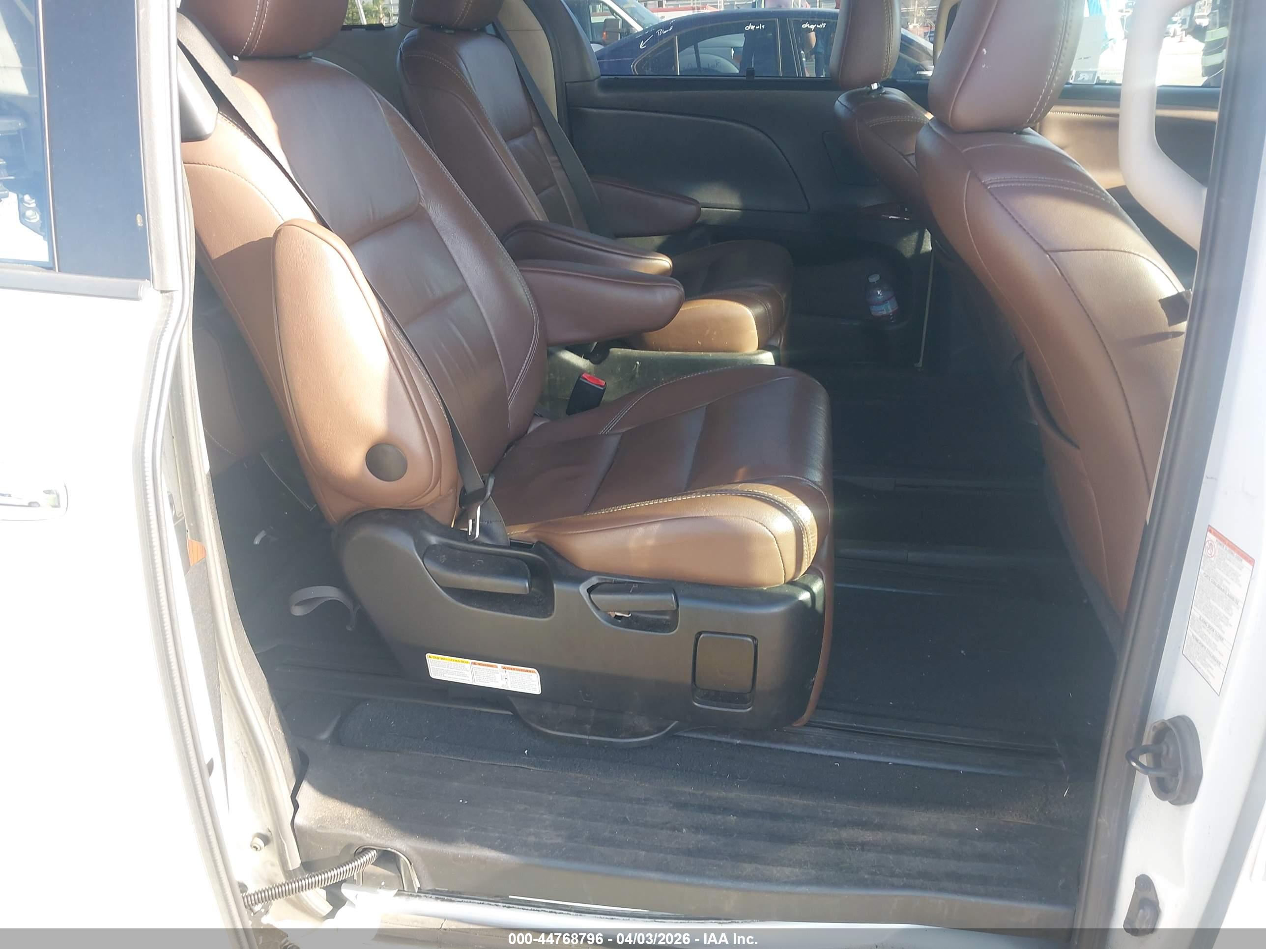 TOYOTA SIENNA image 8