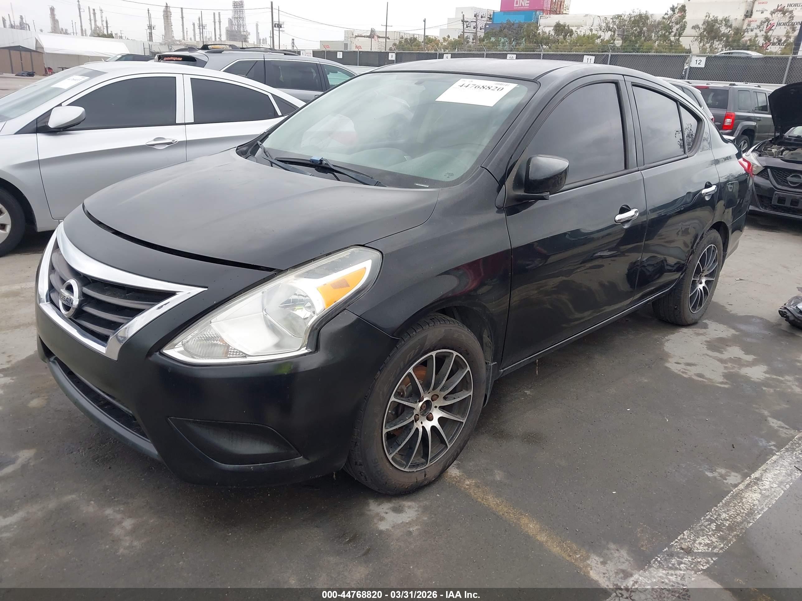 NISSAN VERSA image 2