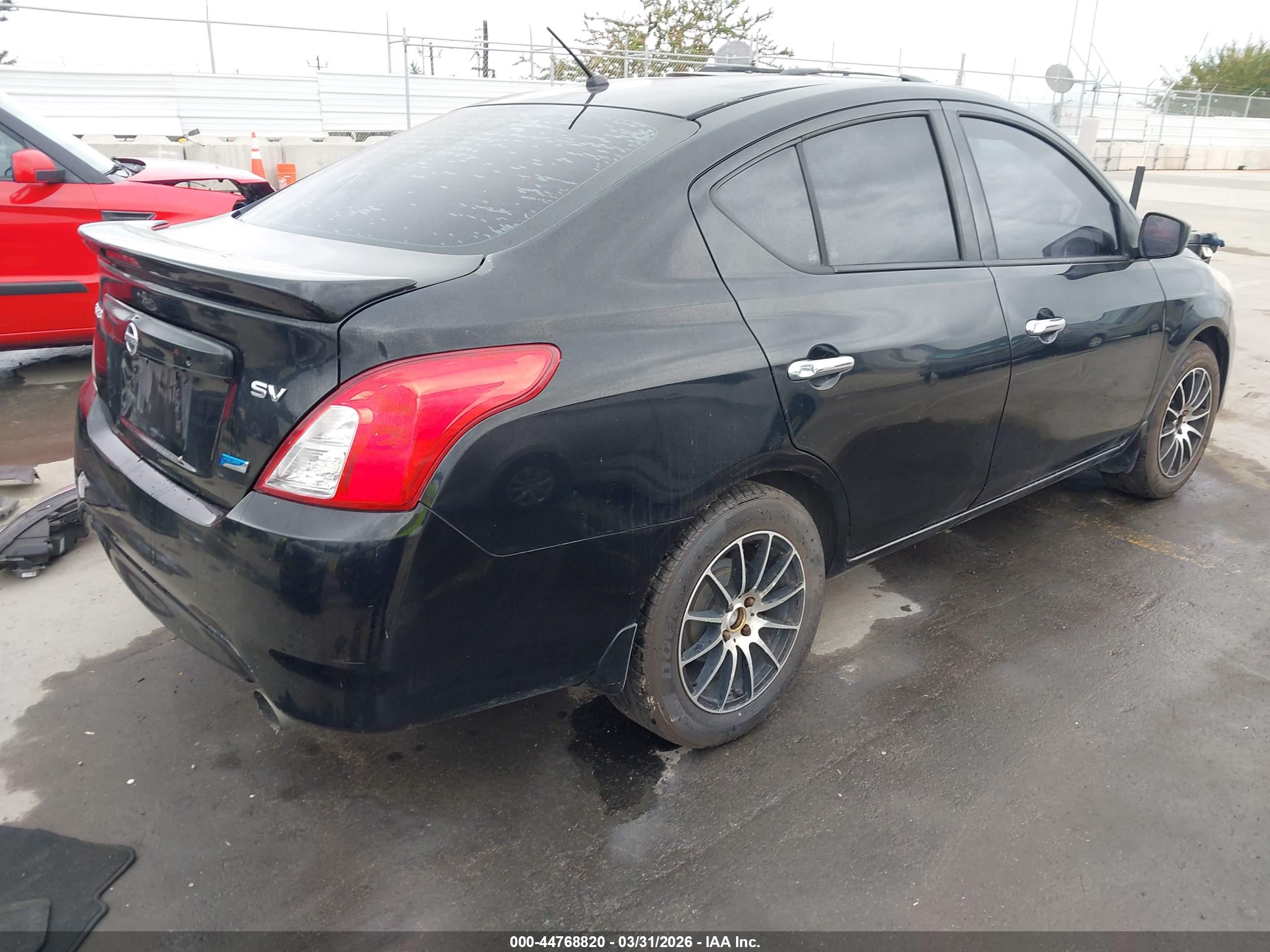NISSAN VERSA image 4