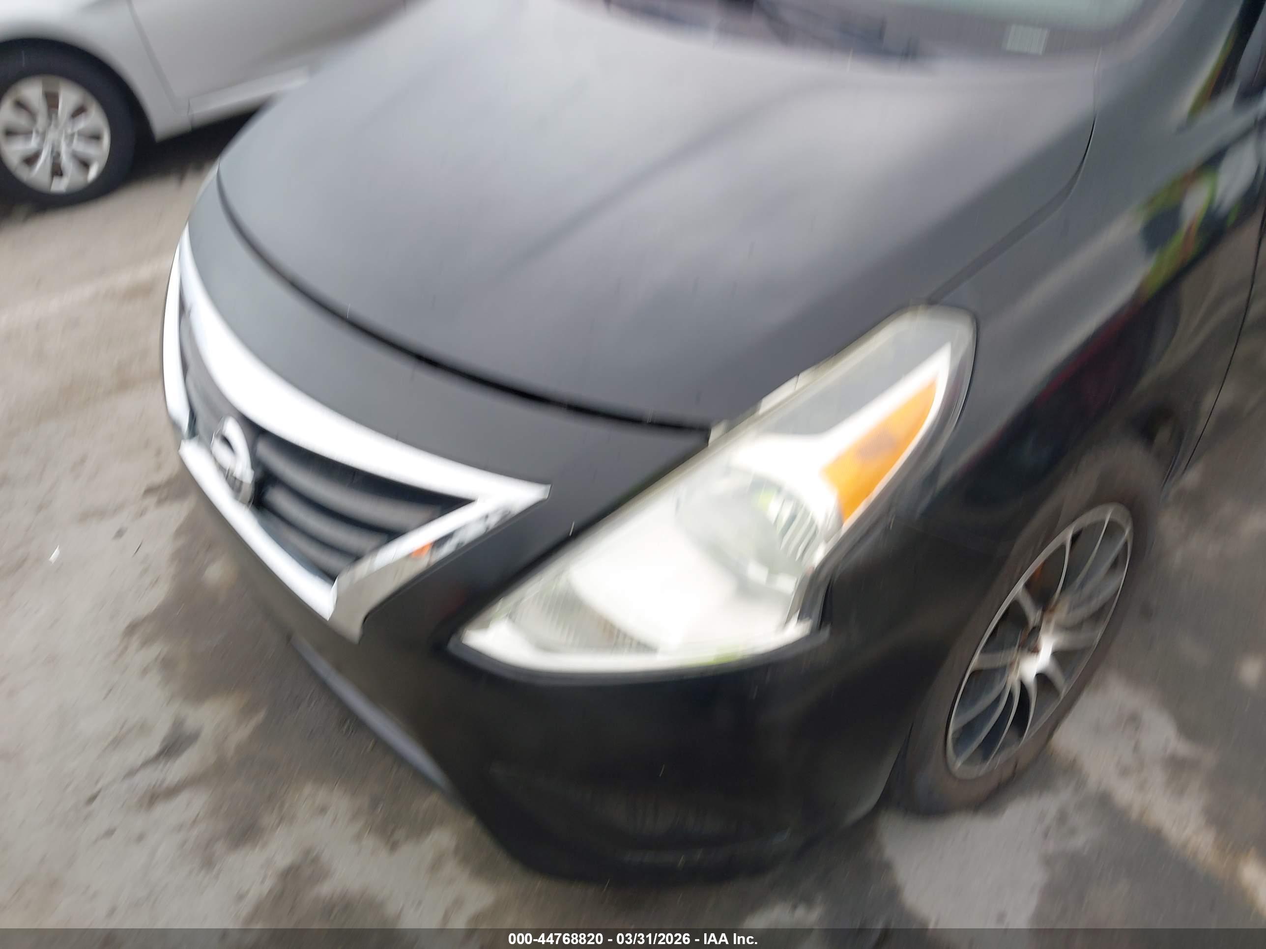 NISSAN VERSA image 6