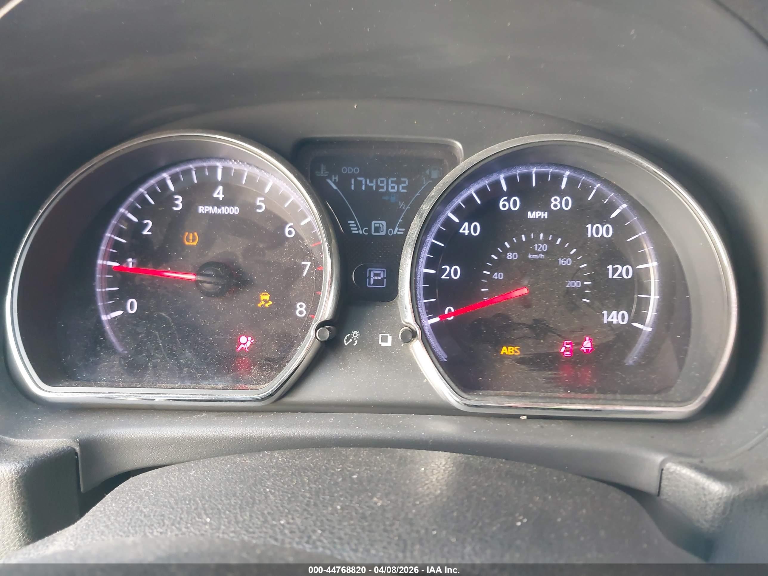 NISSAN VERSA image 7