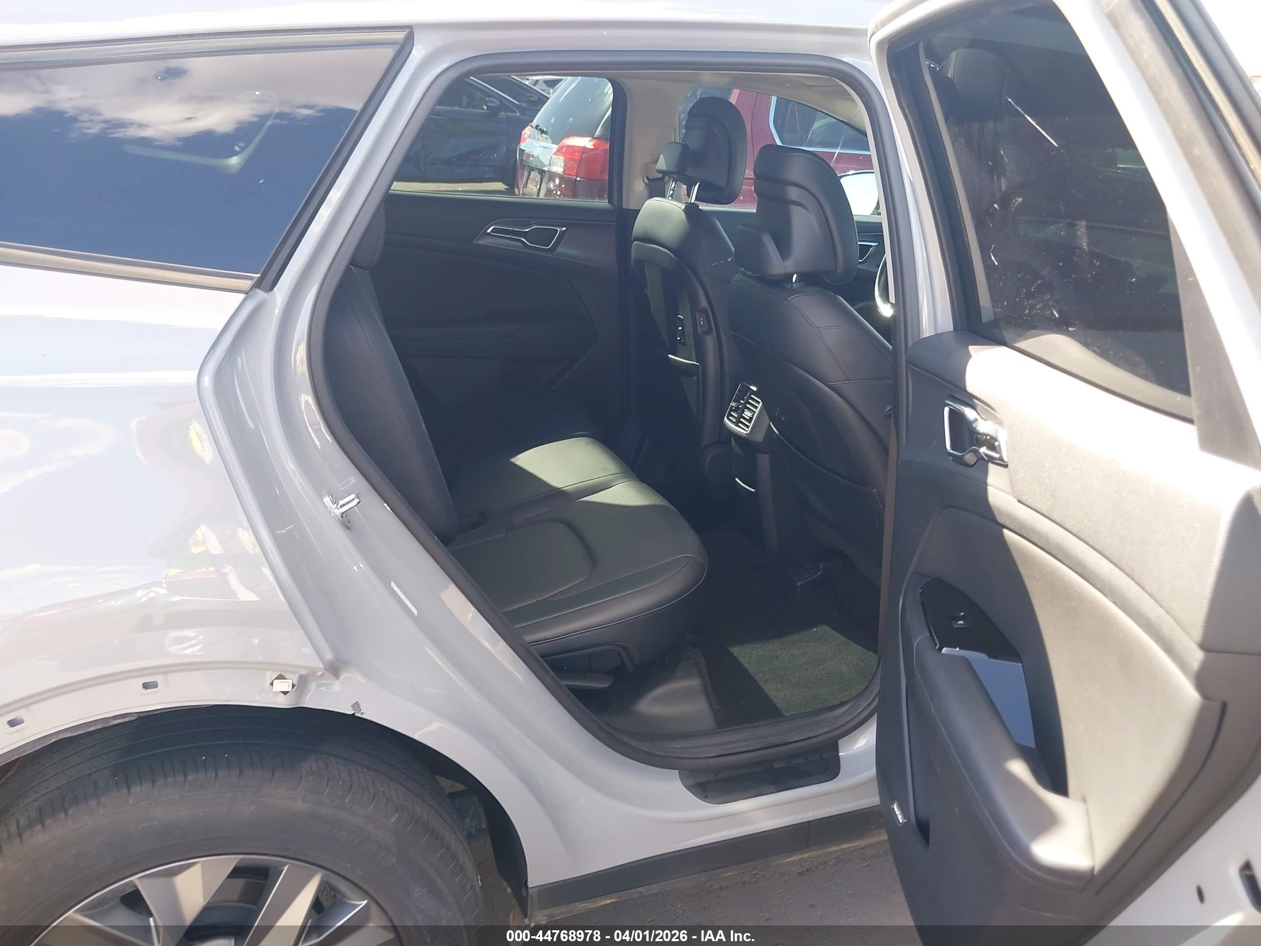 KIA SPORTAGE image 8