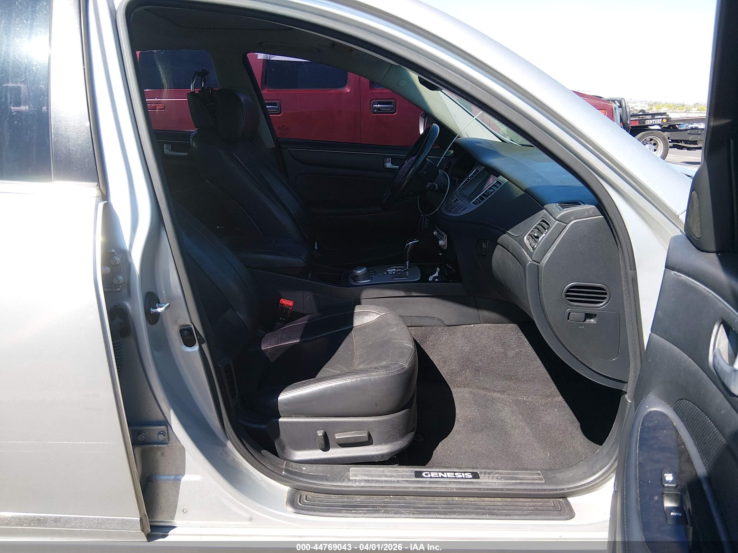 HYUNDAI GENESIS image 5