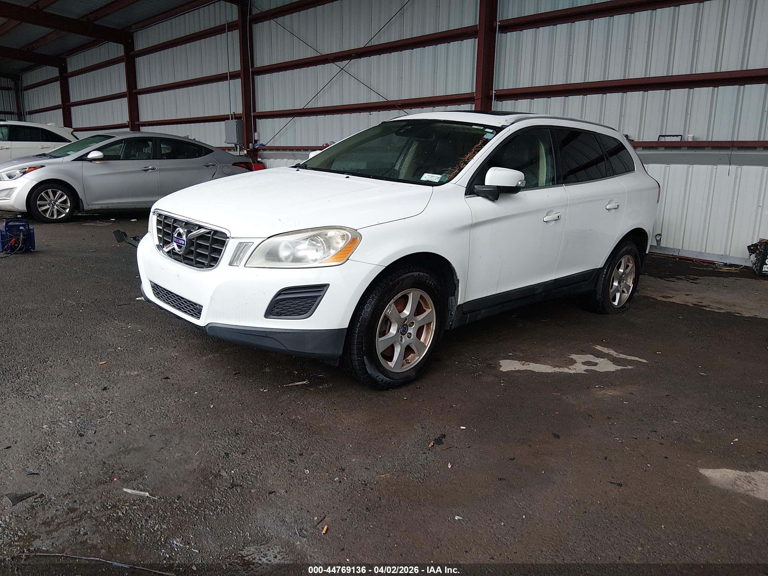 VOLVO XC60 image 2