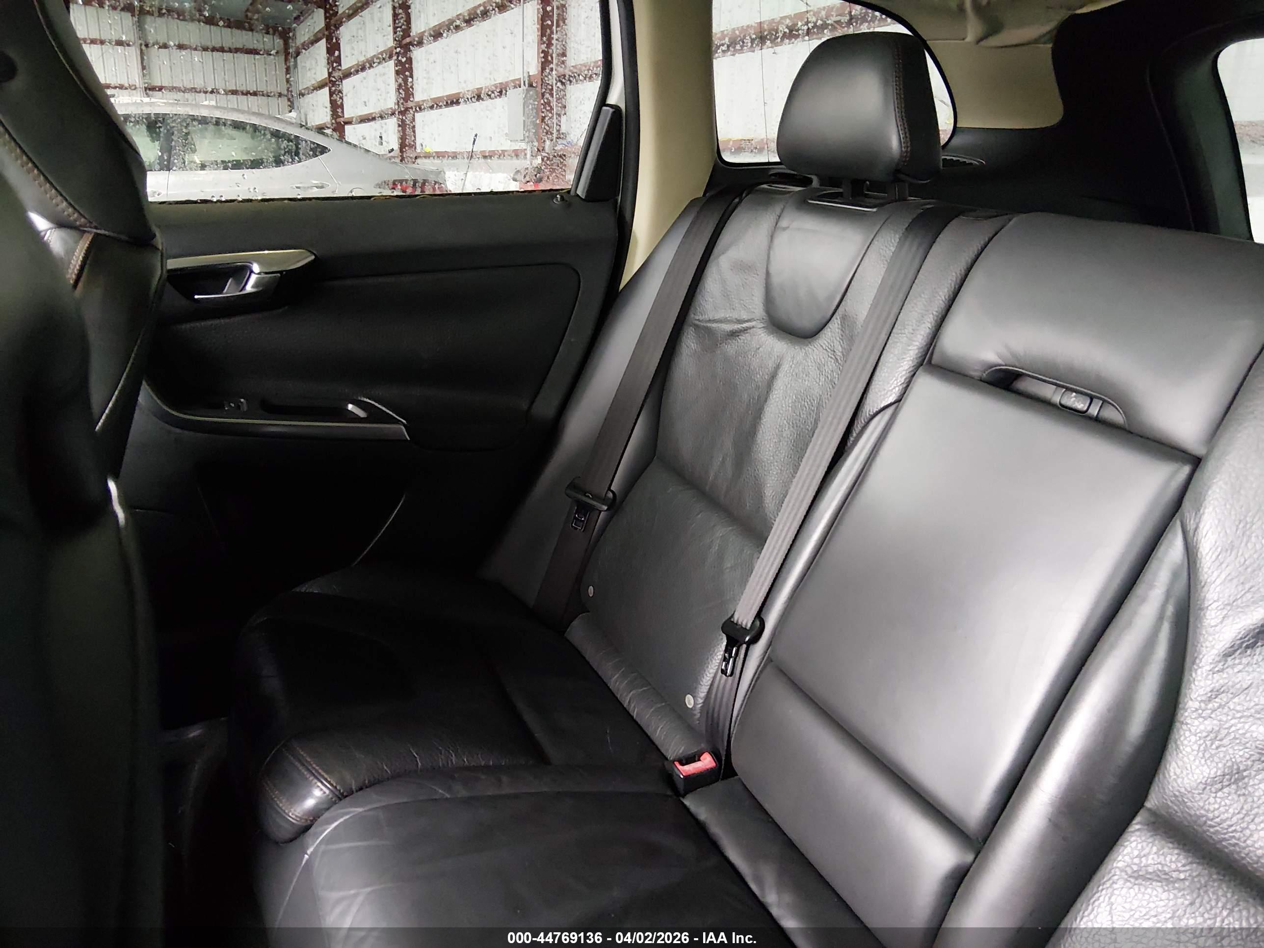 VOLVO XC60 image 8