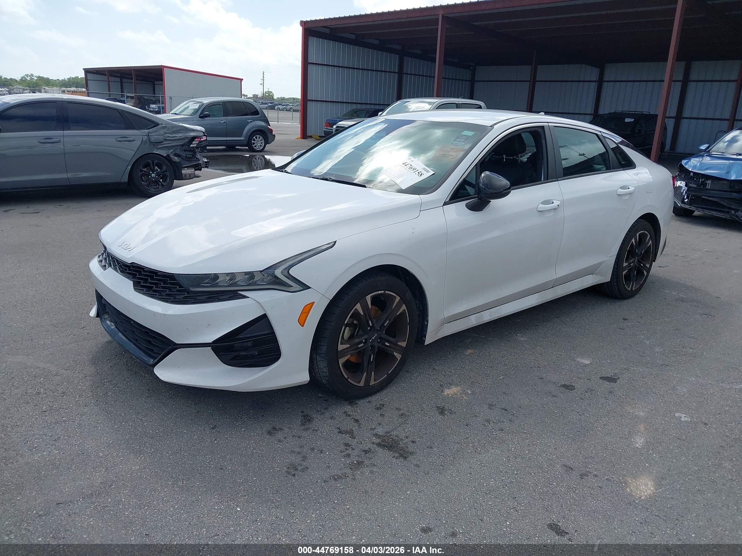 KIA K5 image 2
