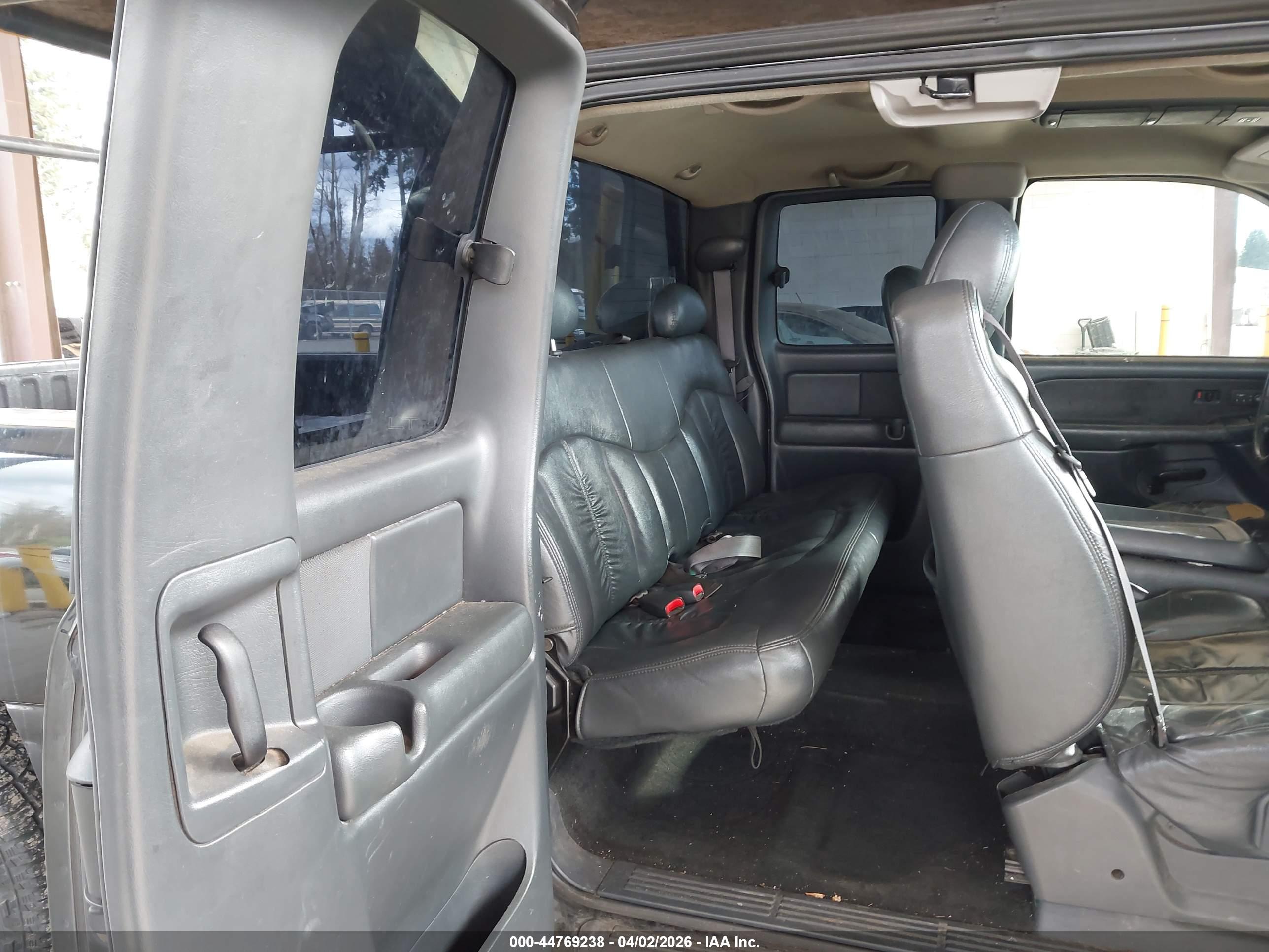 CHEVROLET SILVERADO image 8