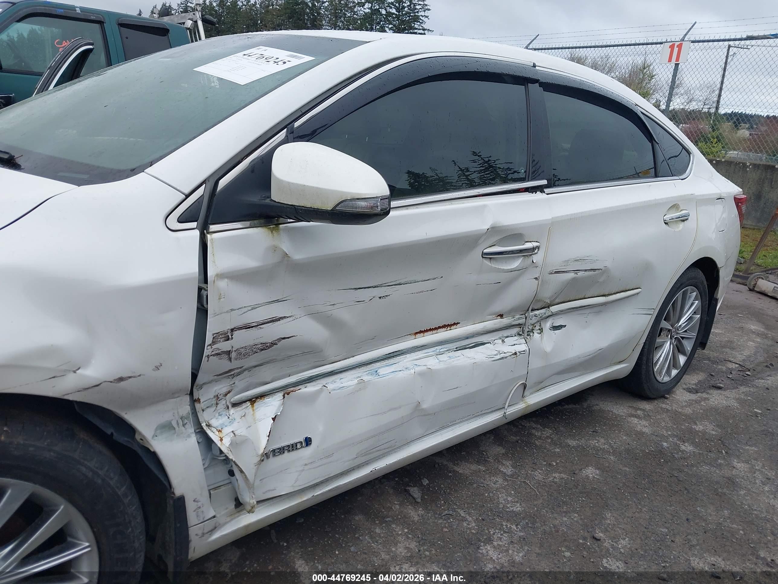 TOYOTA AVALON image 6