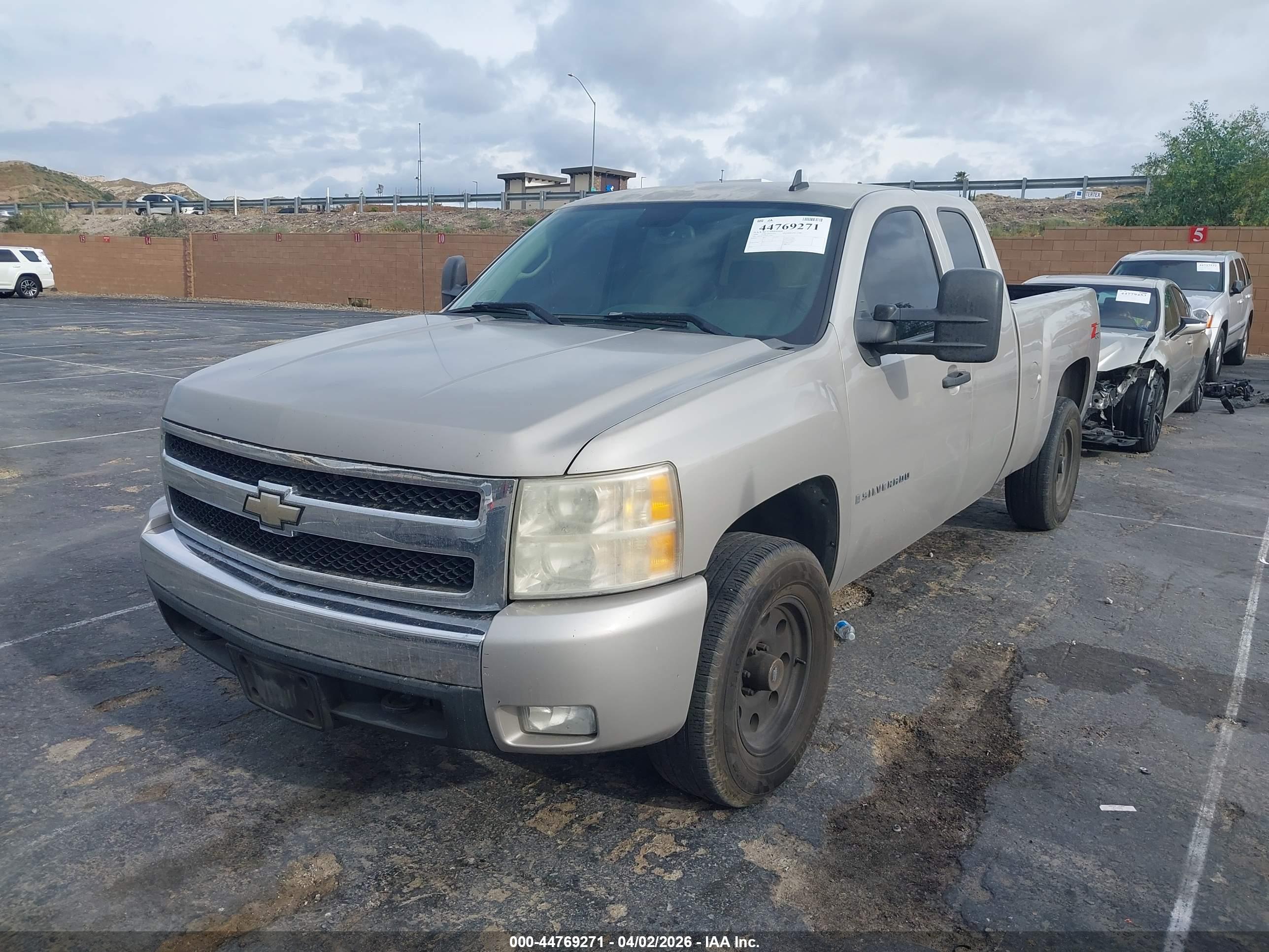 CHEVROLET SILVERADO image 2