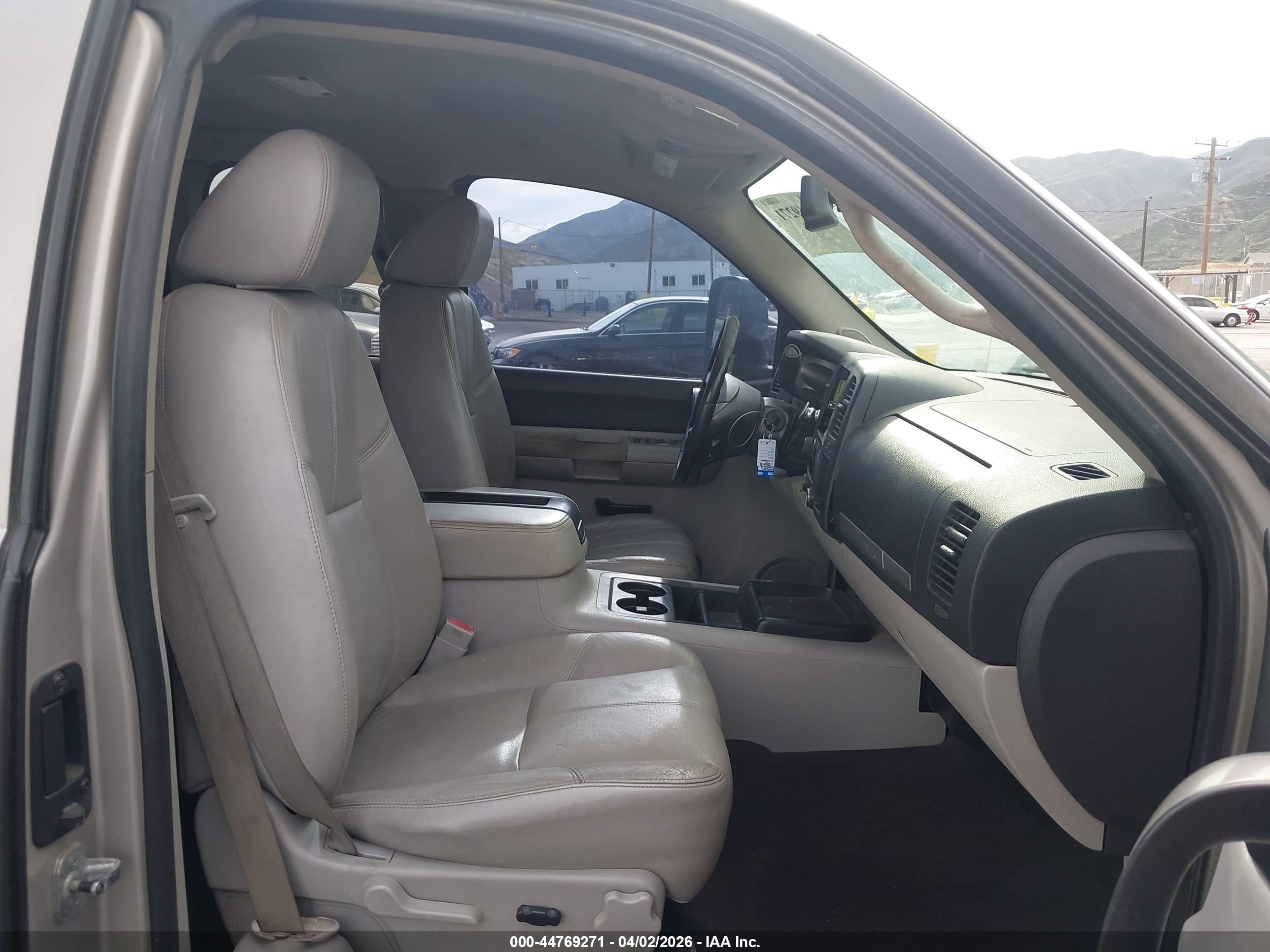 CHEVROLET SILVERADO image 5