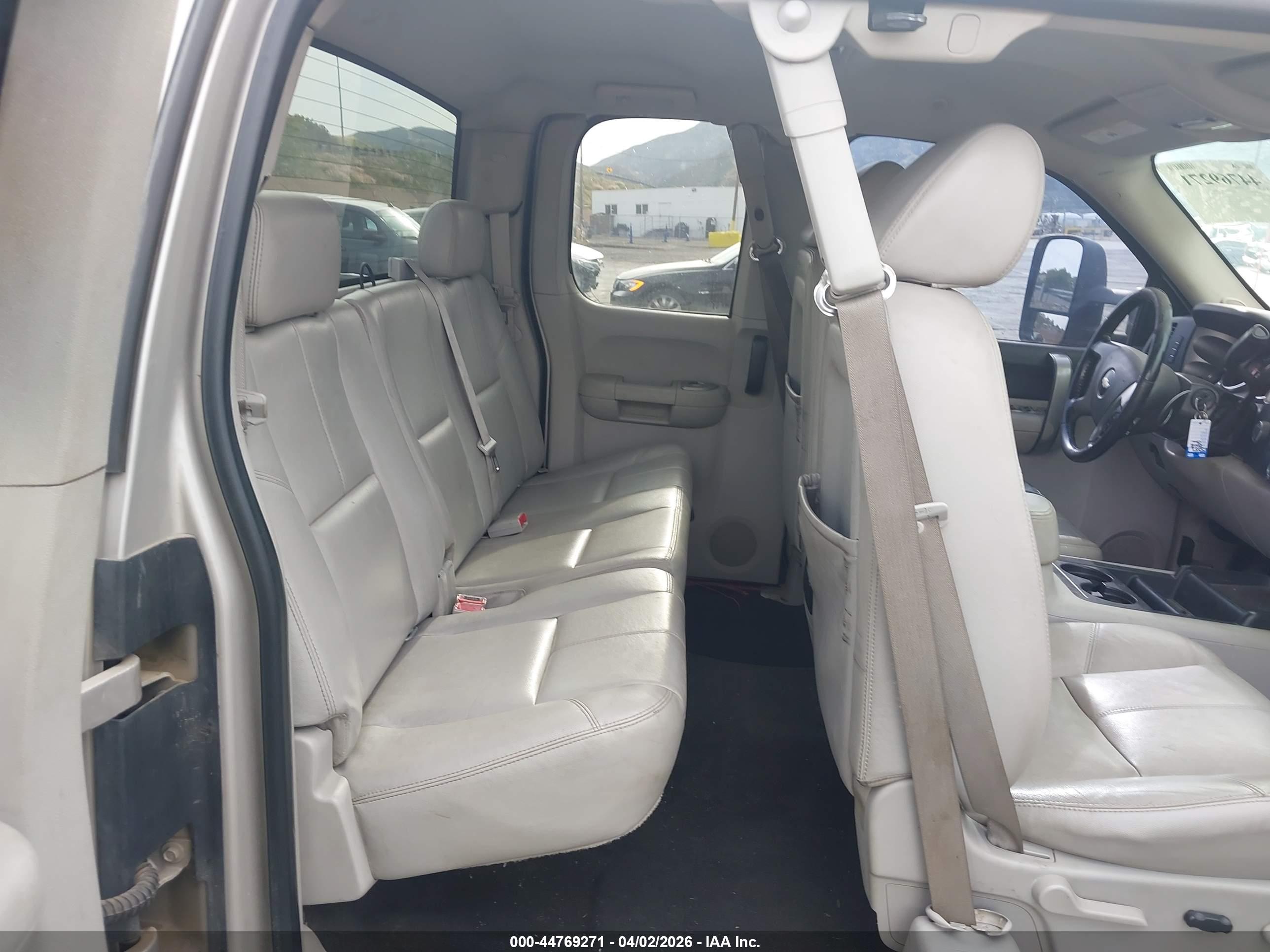 CHEVROLET SILVERADO image 8
