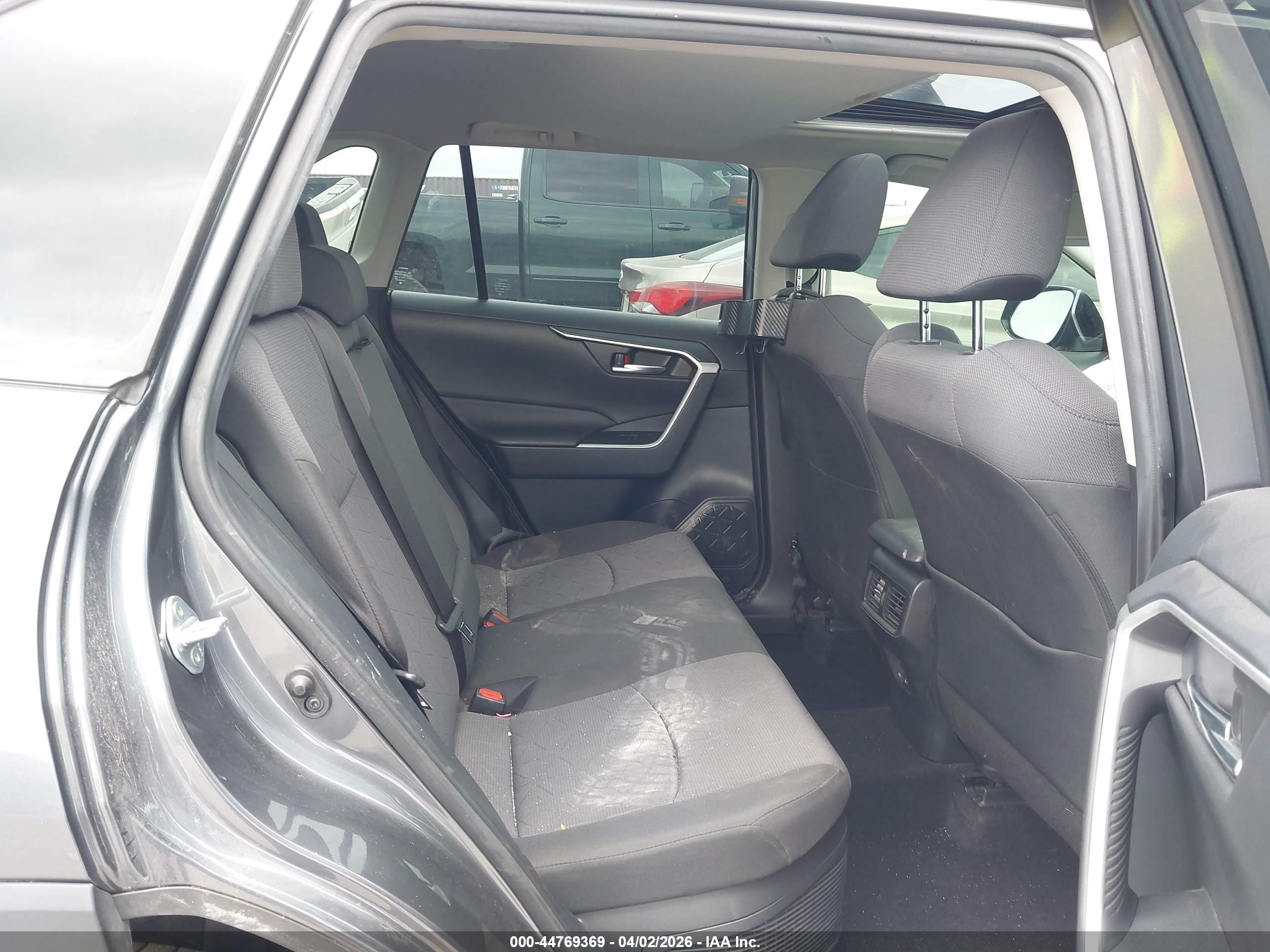 TOYOTA RAV4 image 8