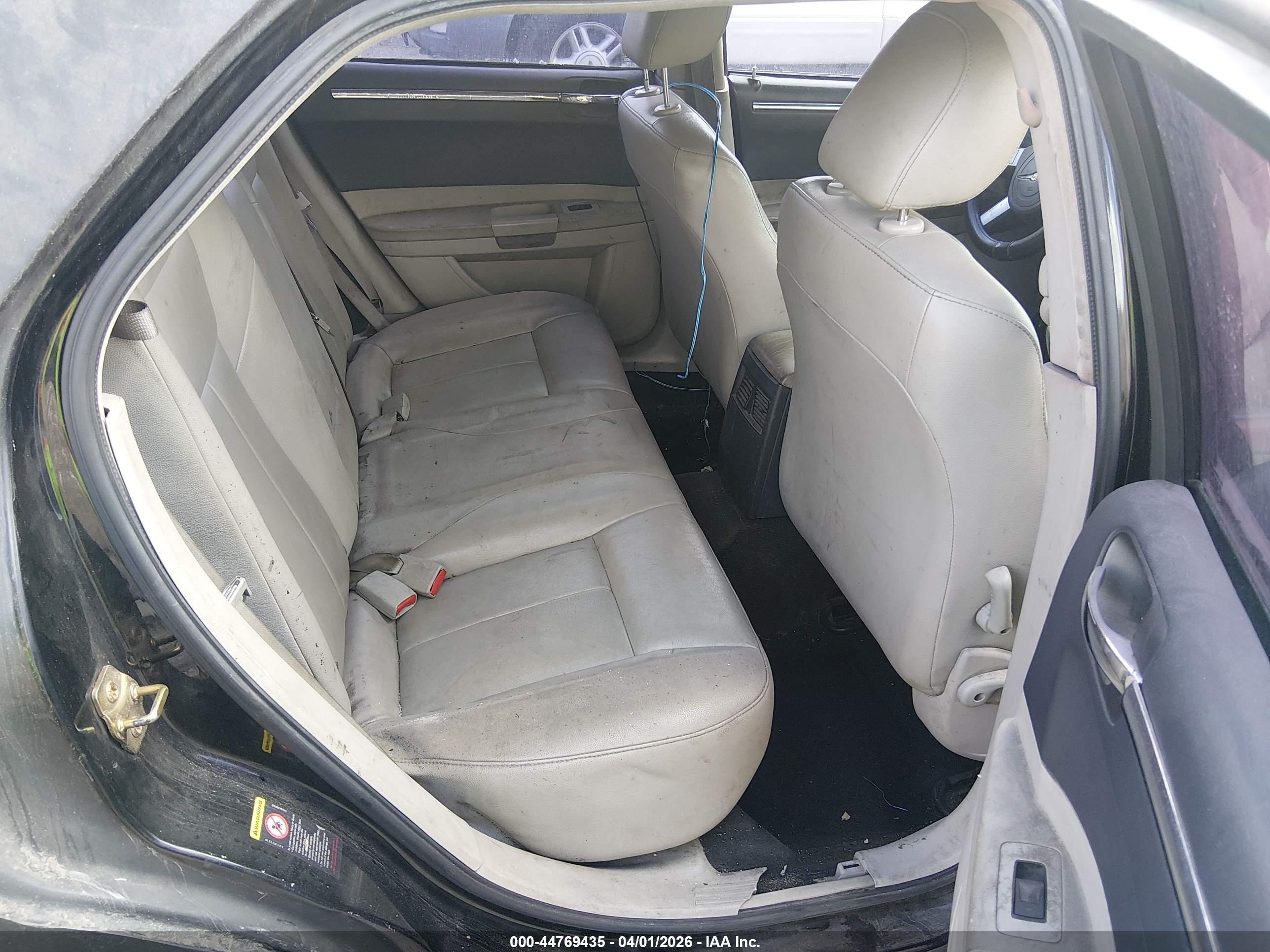 CHRYSLER 300 image 8