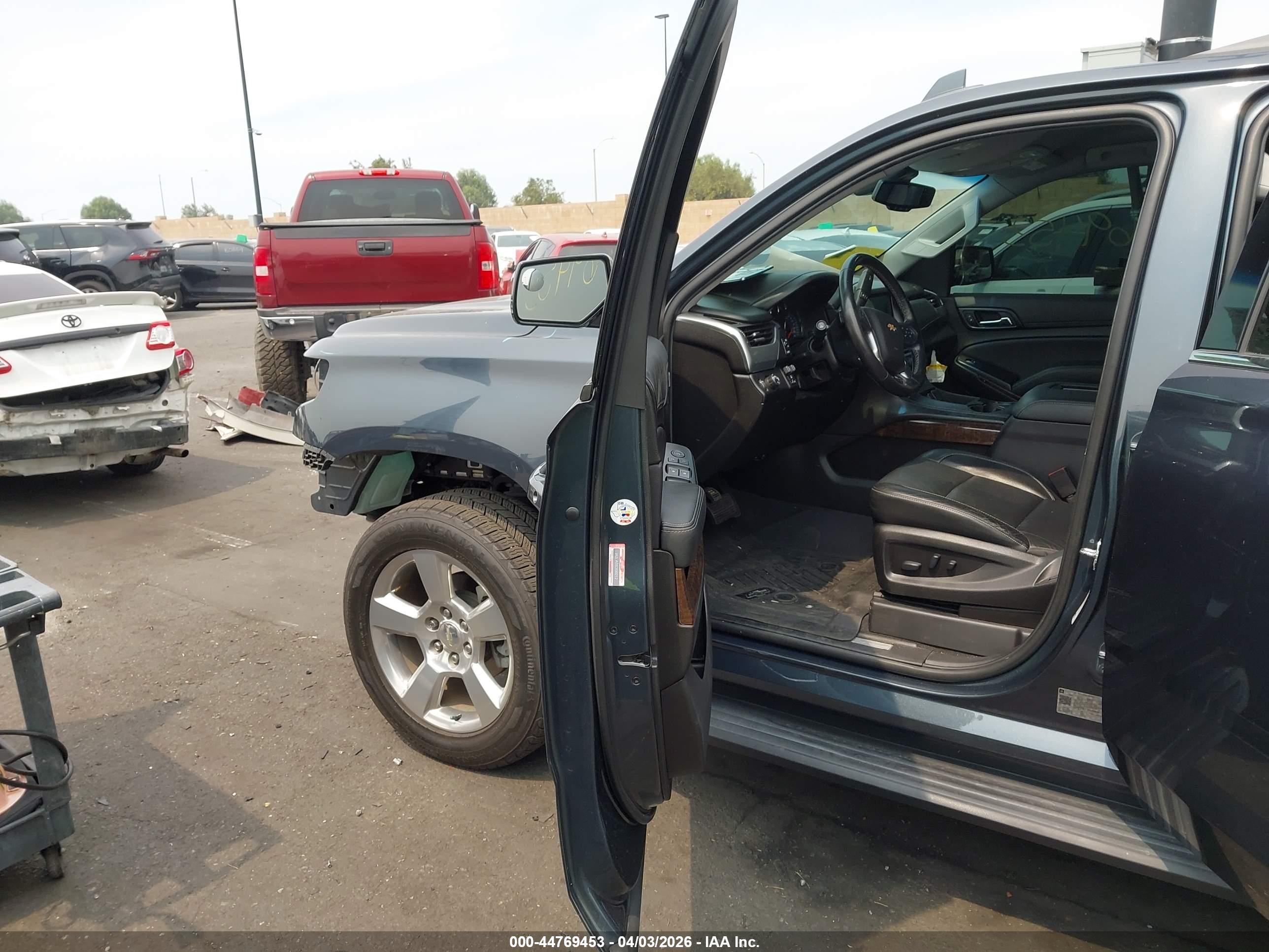 CHEVROLET SUBURBAN image 5