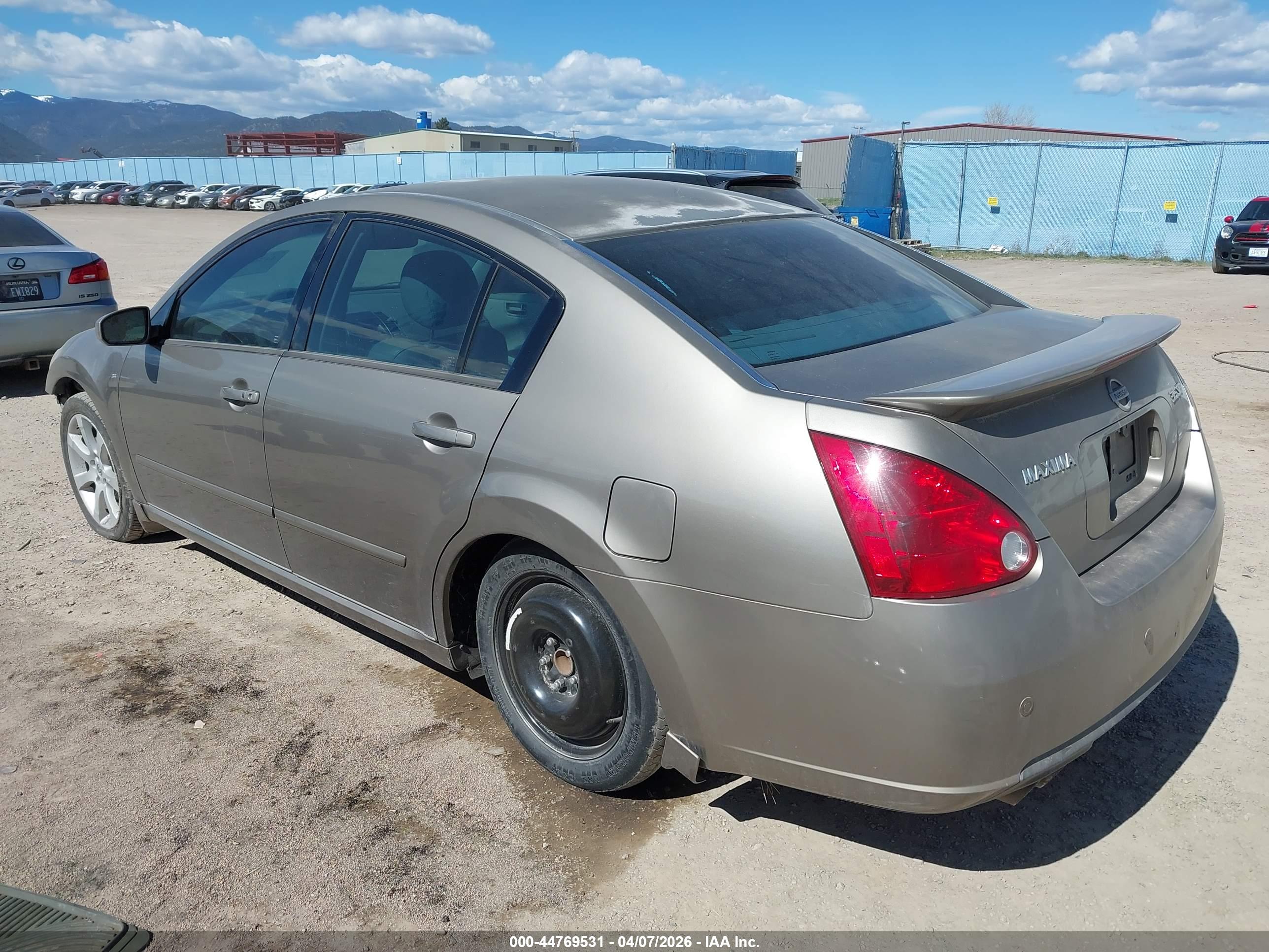 NISSAN MAXIMA image 3