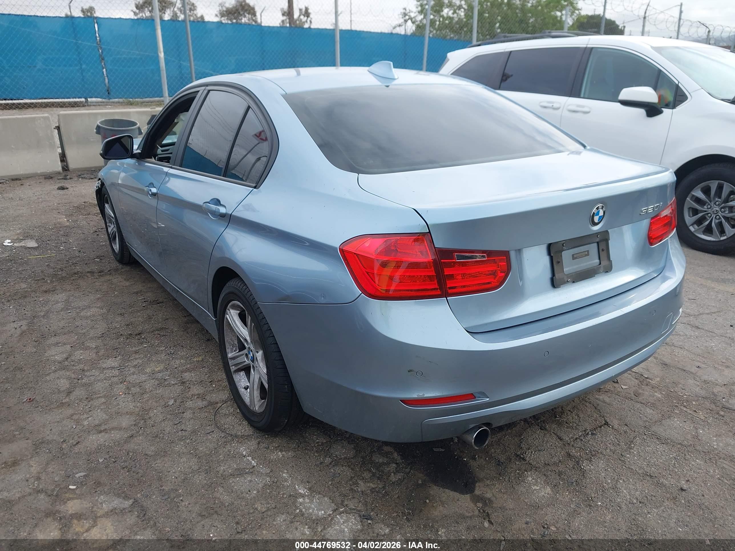 BMW 320I image 3
