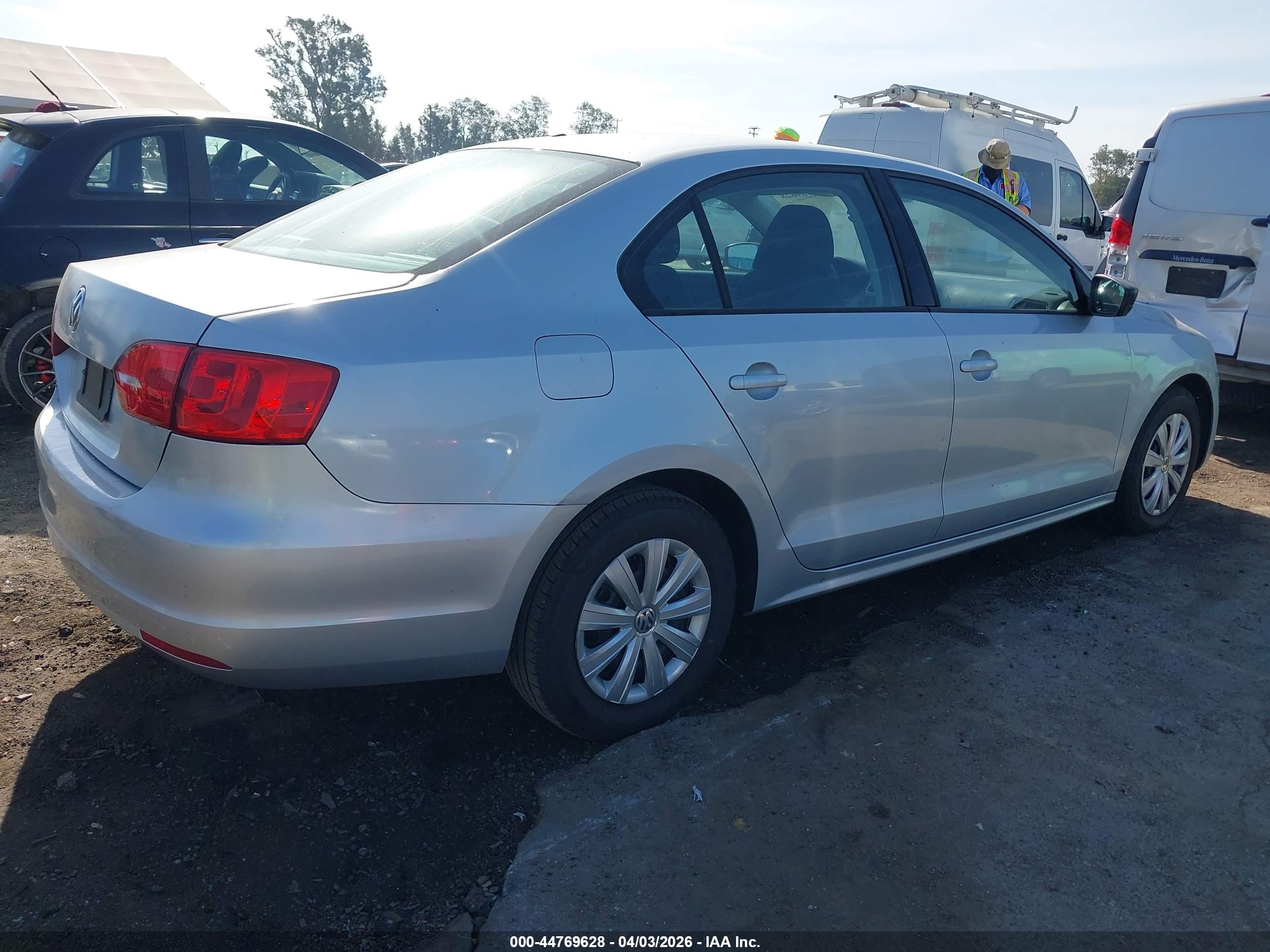 VOLKSWAGEN JETTA image 4