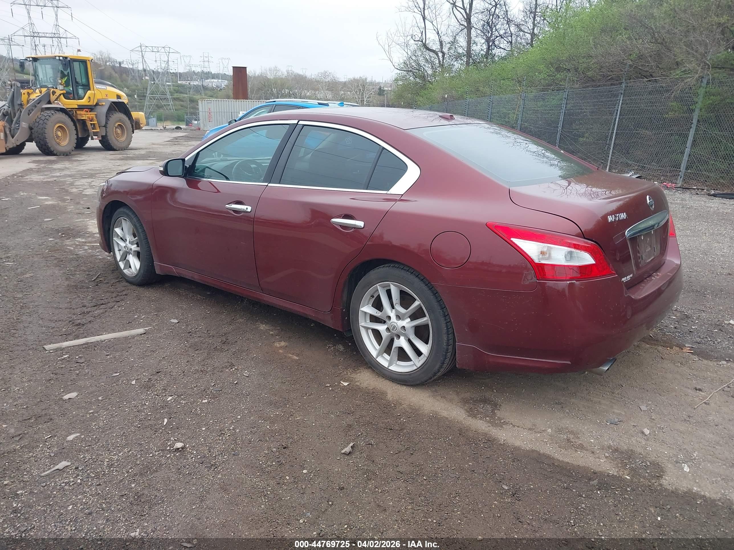 NISSAN MAXIMA image 3
