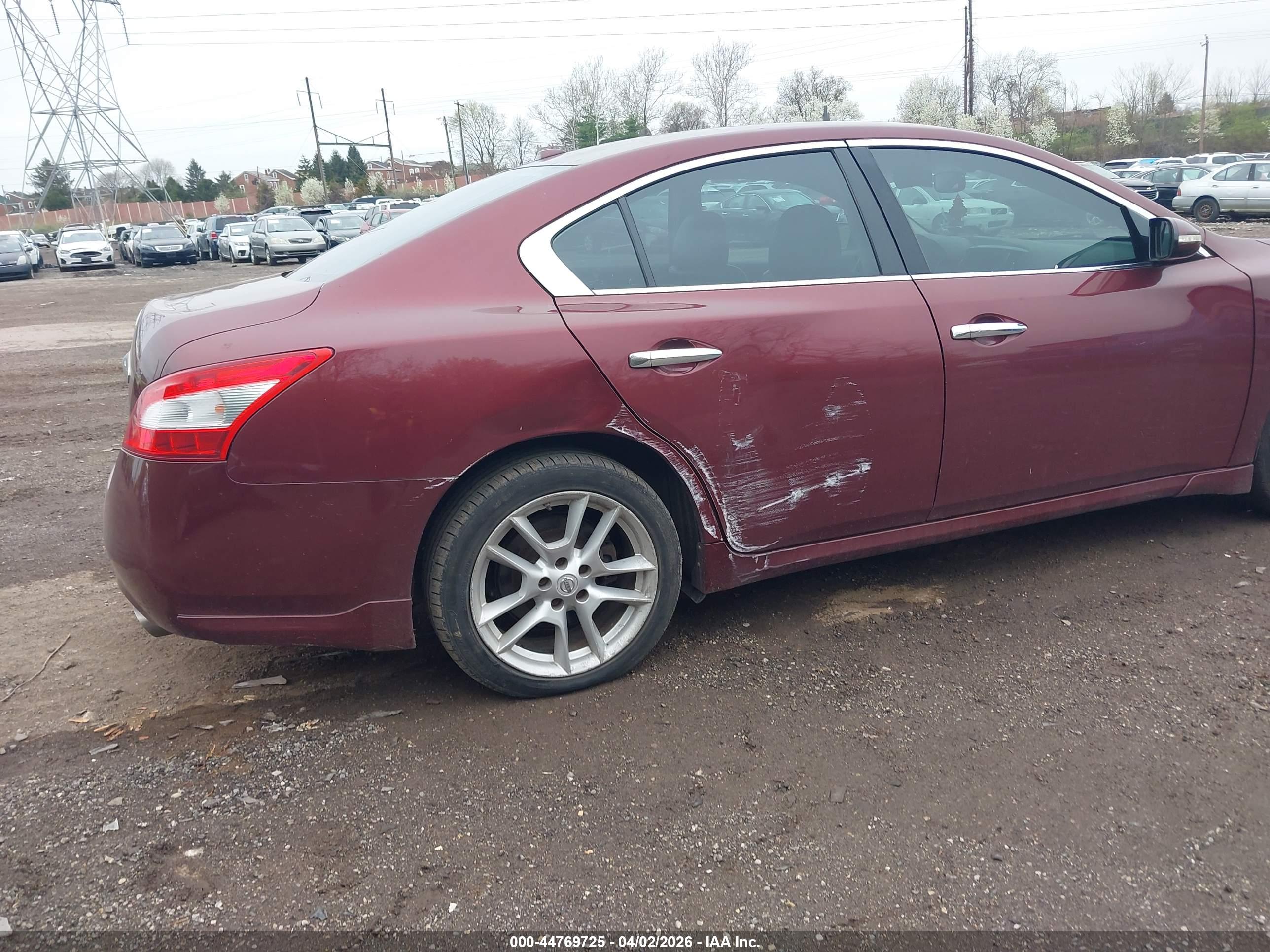 NISSAN MAXIMA image 6