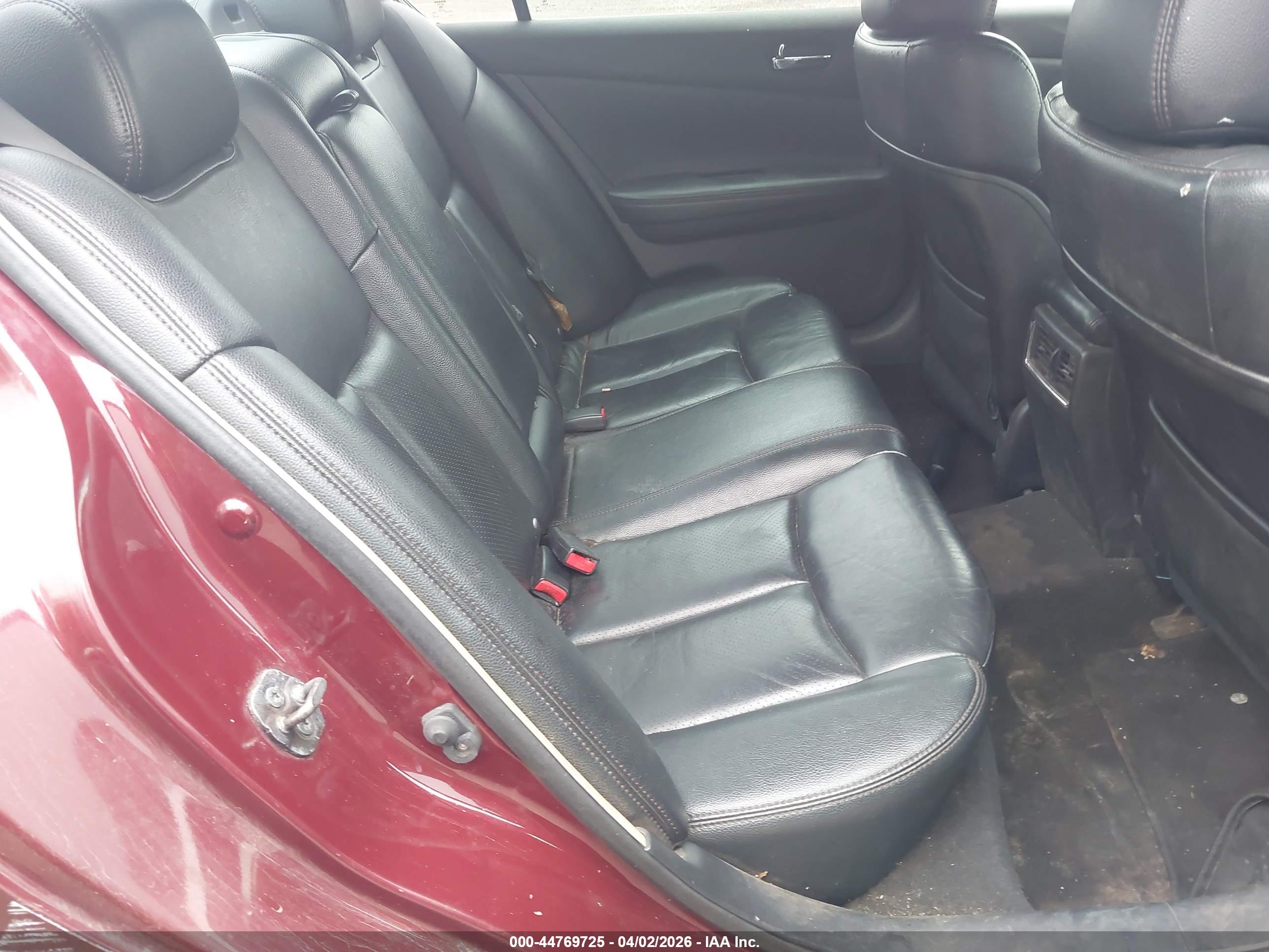 NISSAN MAXIMA image 8