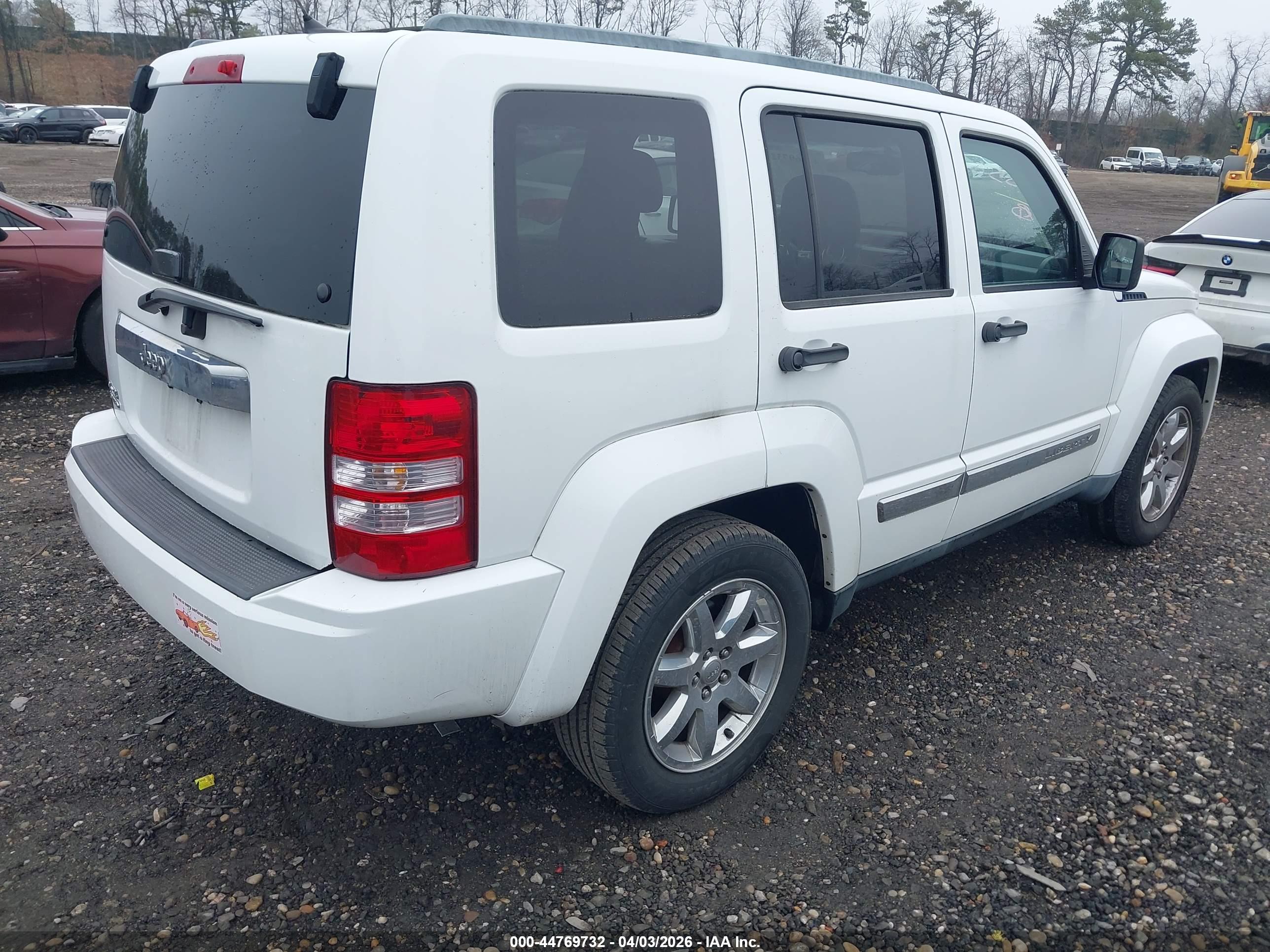JEEP LIBERTY image 4