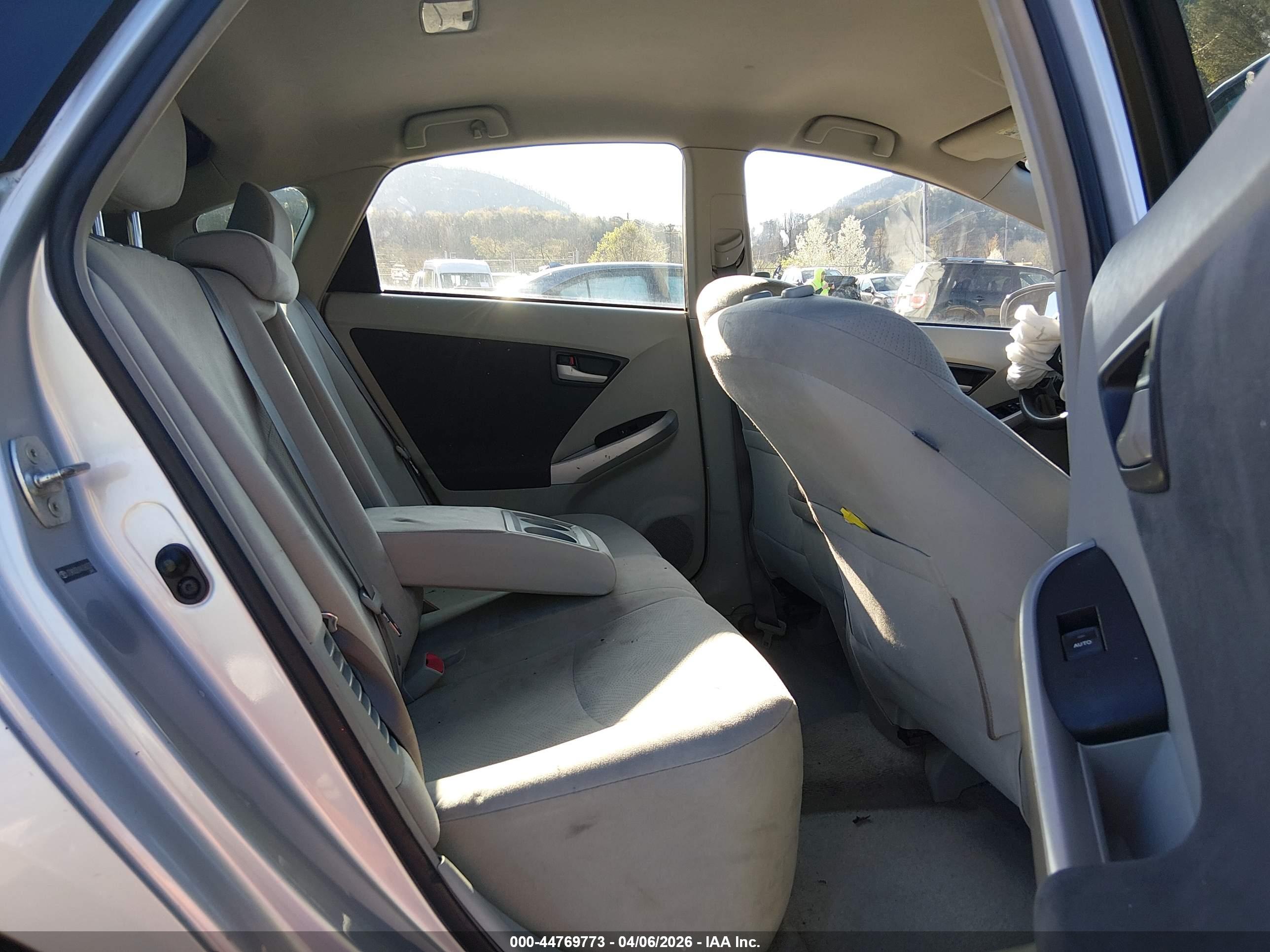 TOYOTA PRIUS image 8