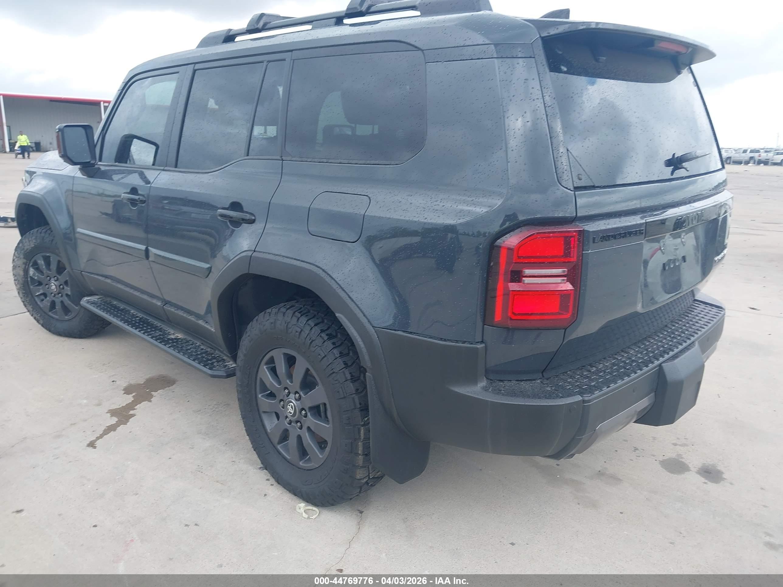 TOYOTA LAND image 3