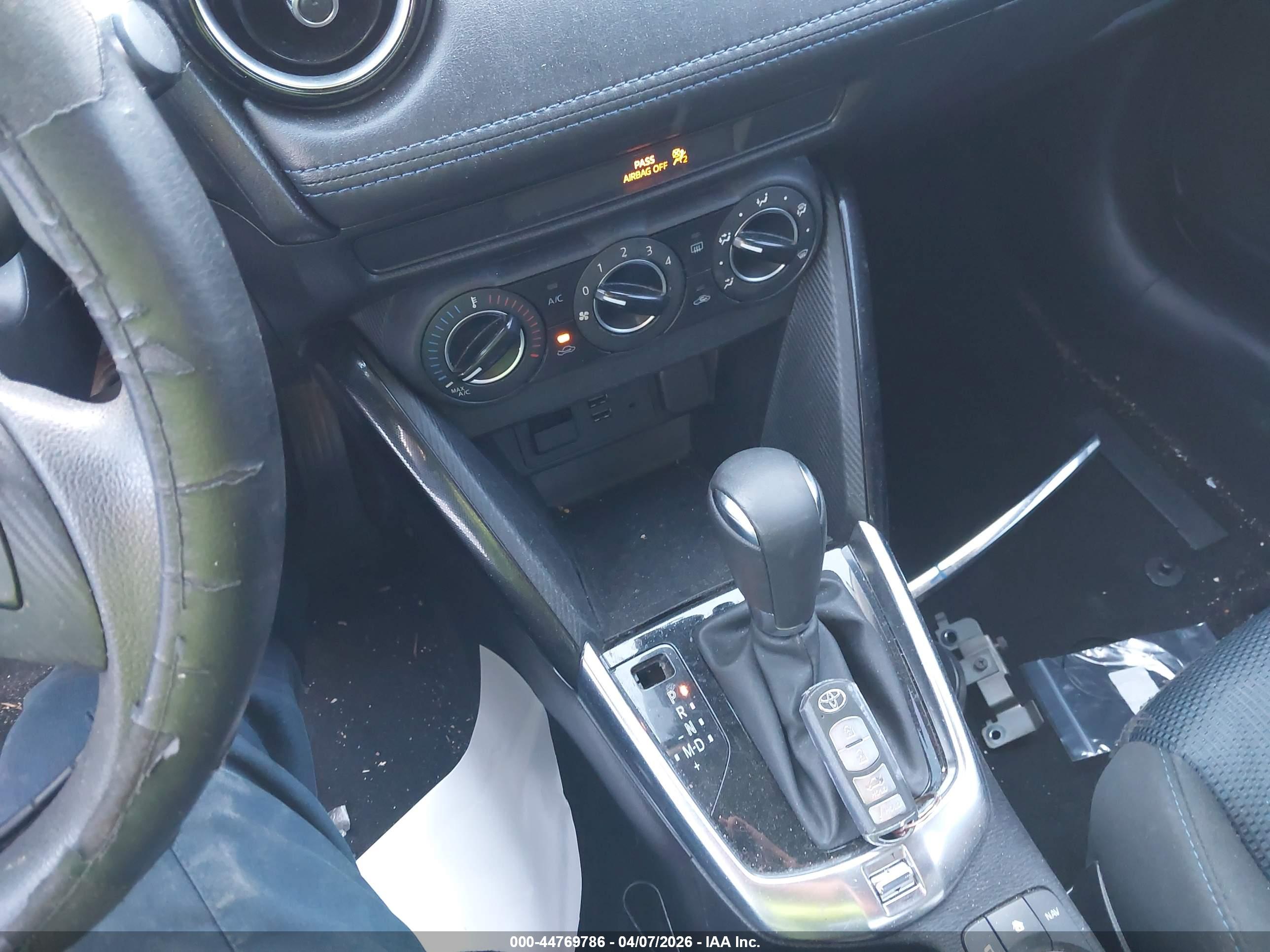 TOYOTA YARIS image 11