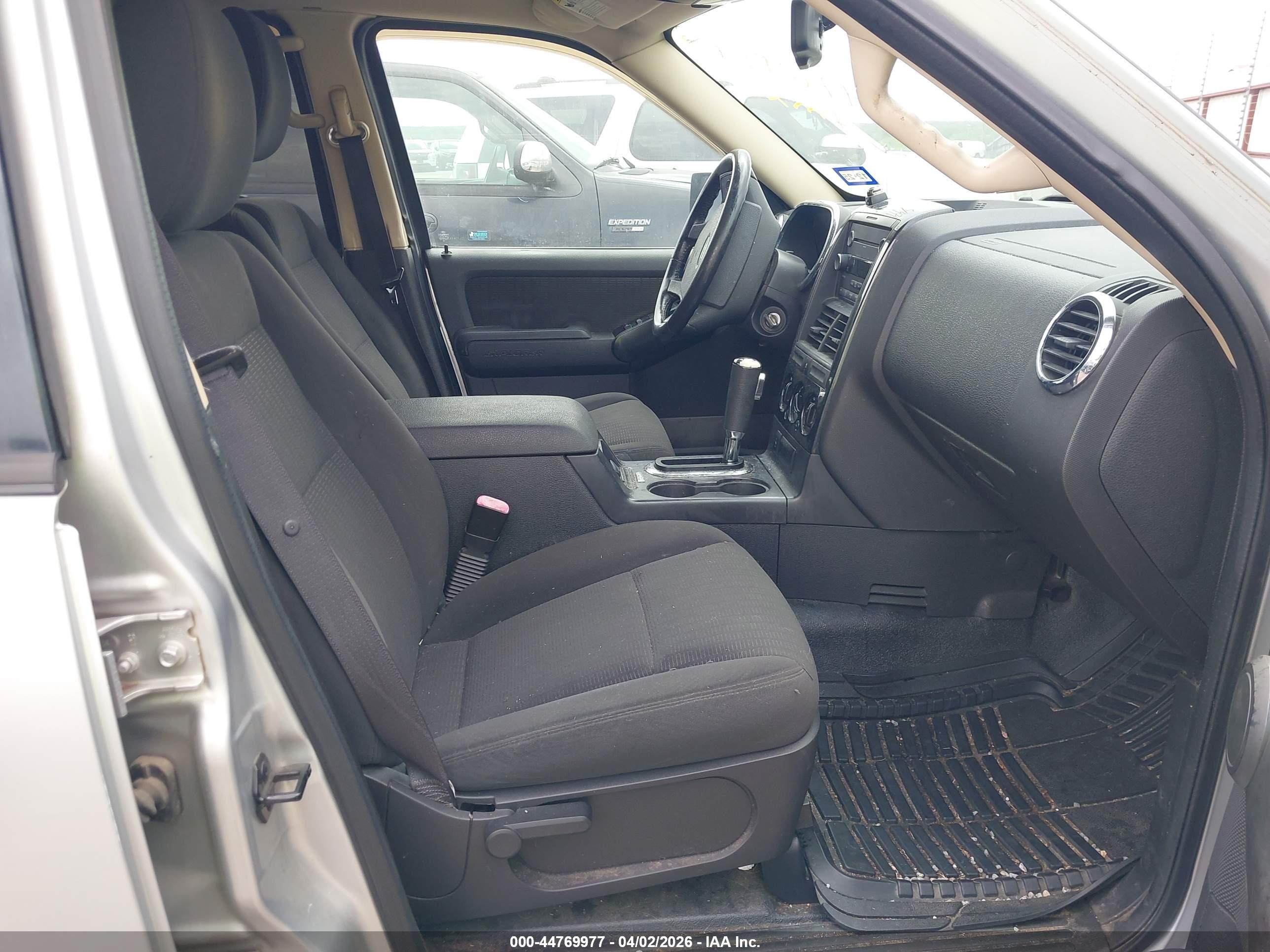 FORD EXPLORER image 5