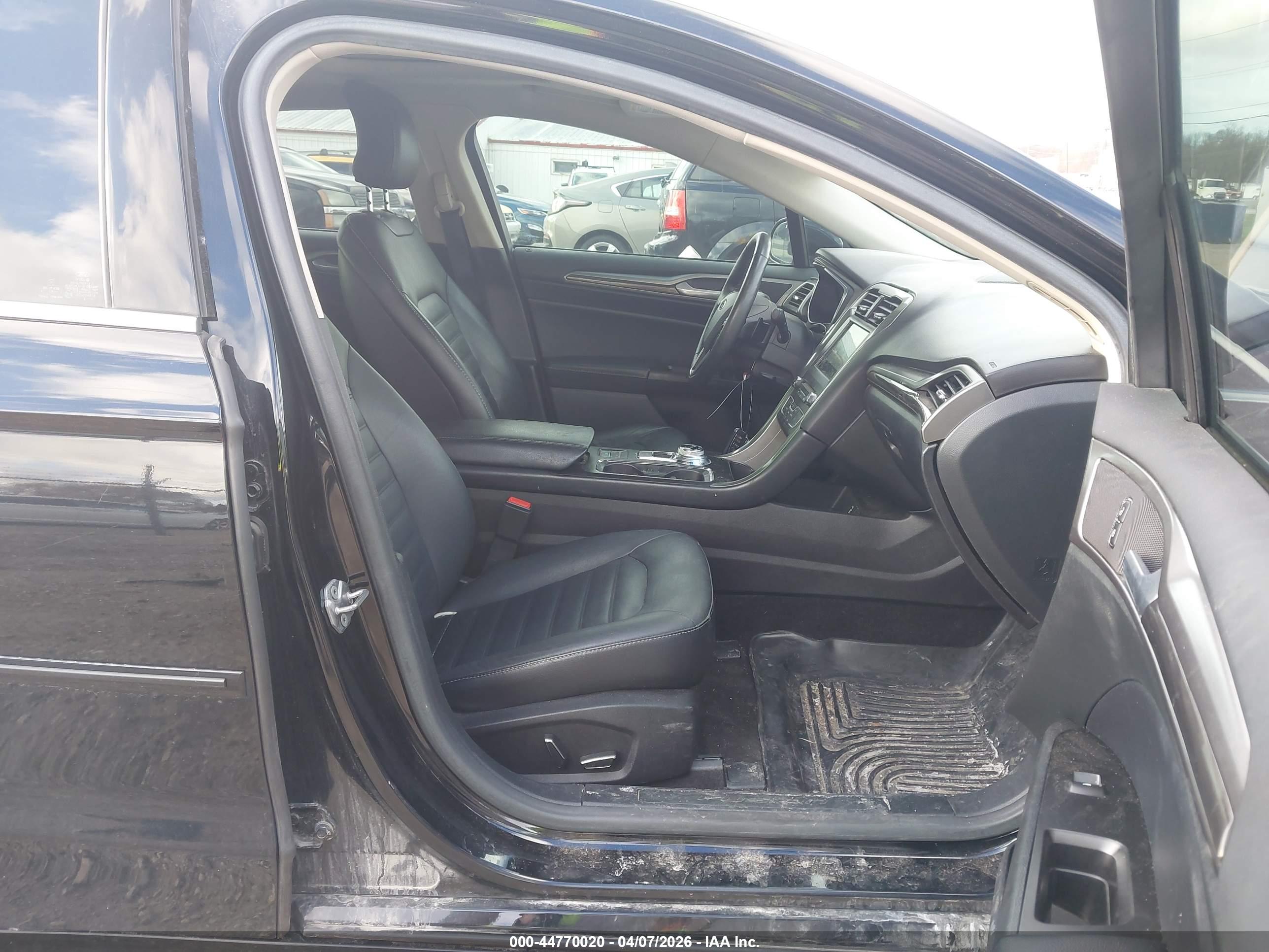 FORD FUSION image 5