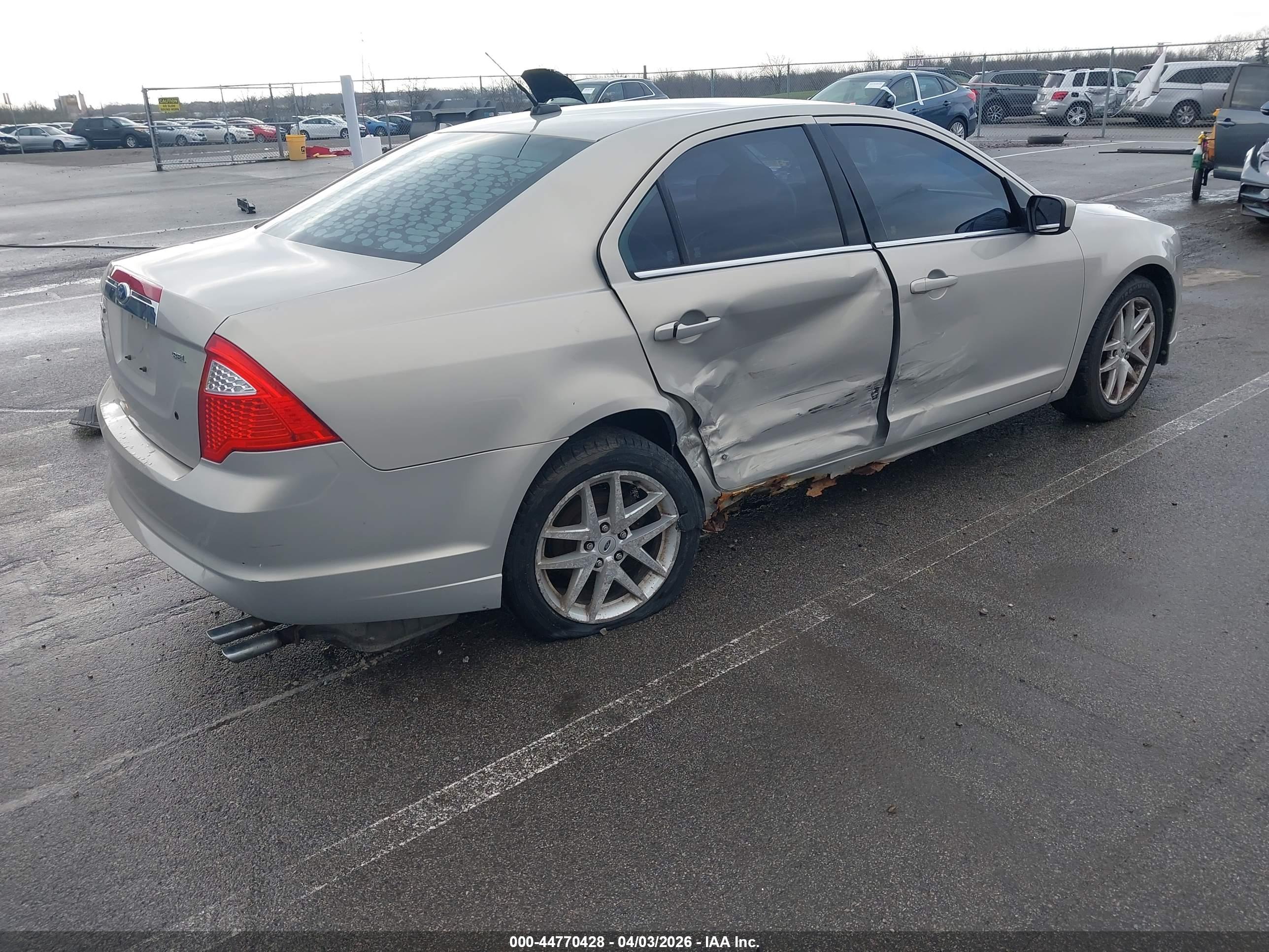 FORD FUSION image 4