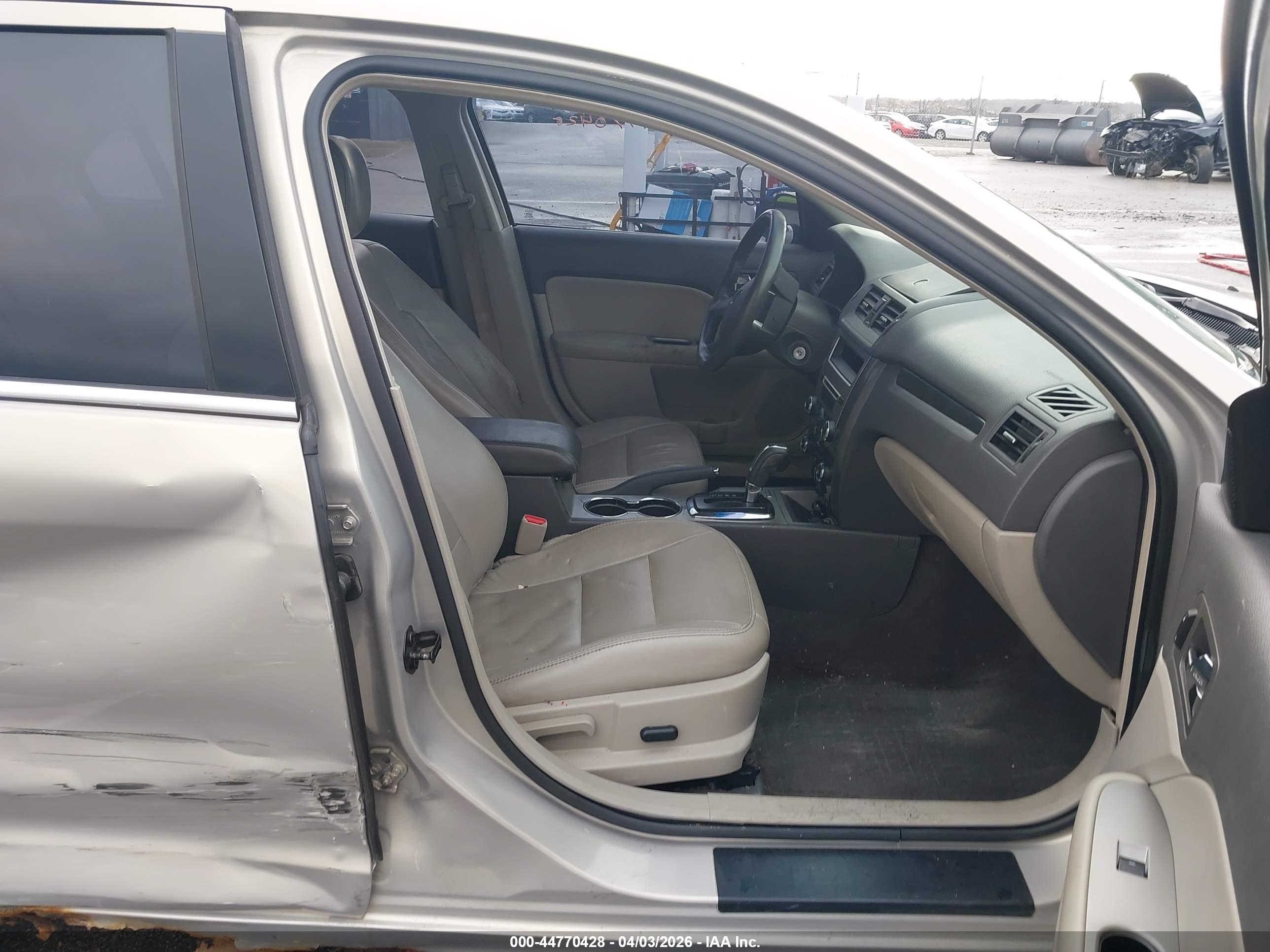 FORD FUSION image 5