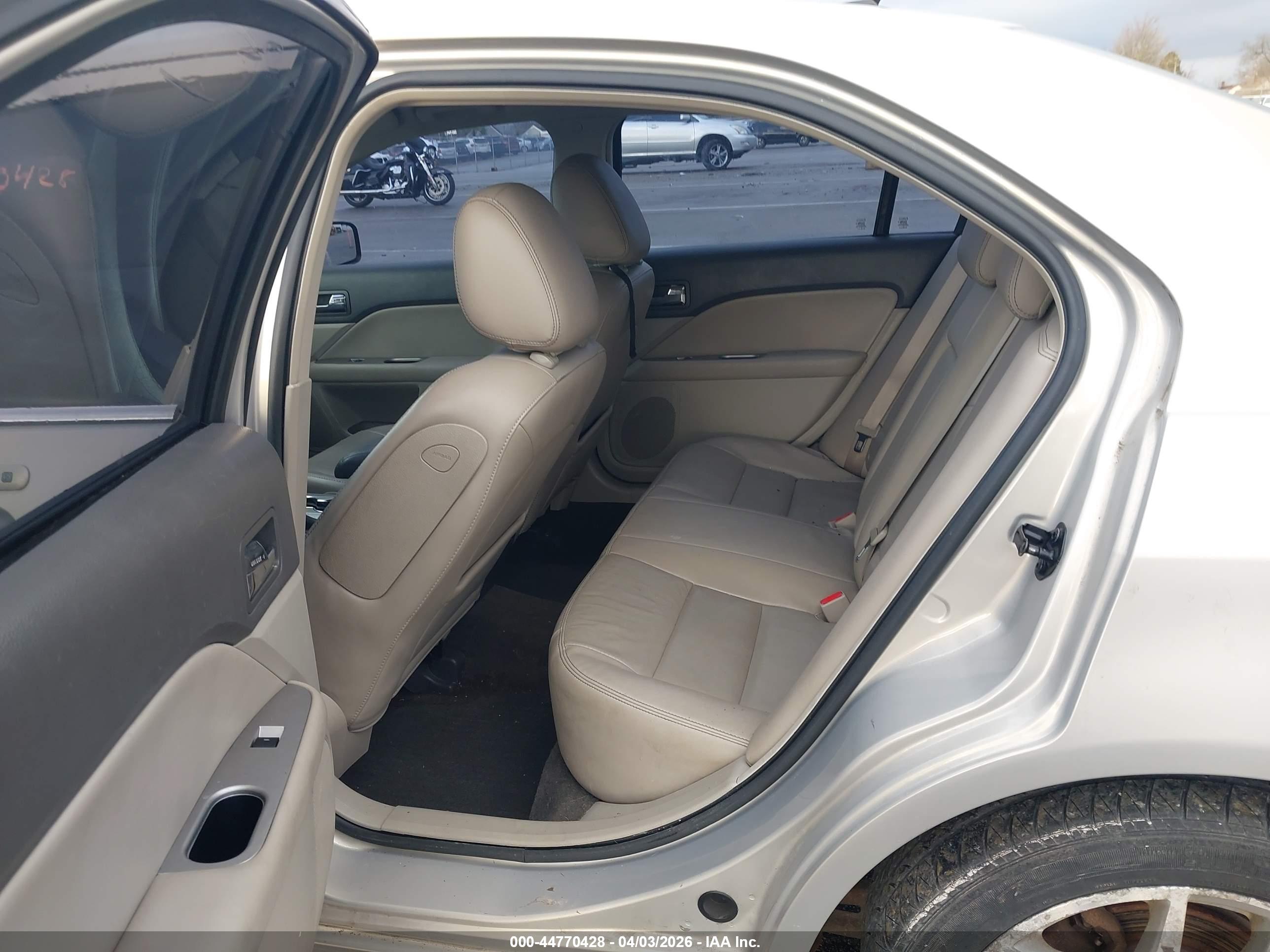 FORD FUSION image 8