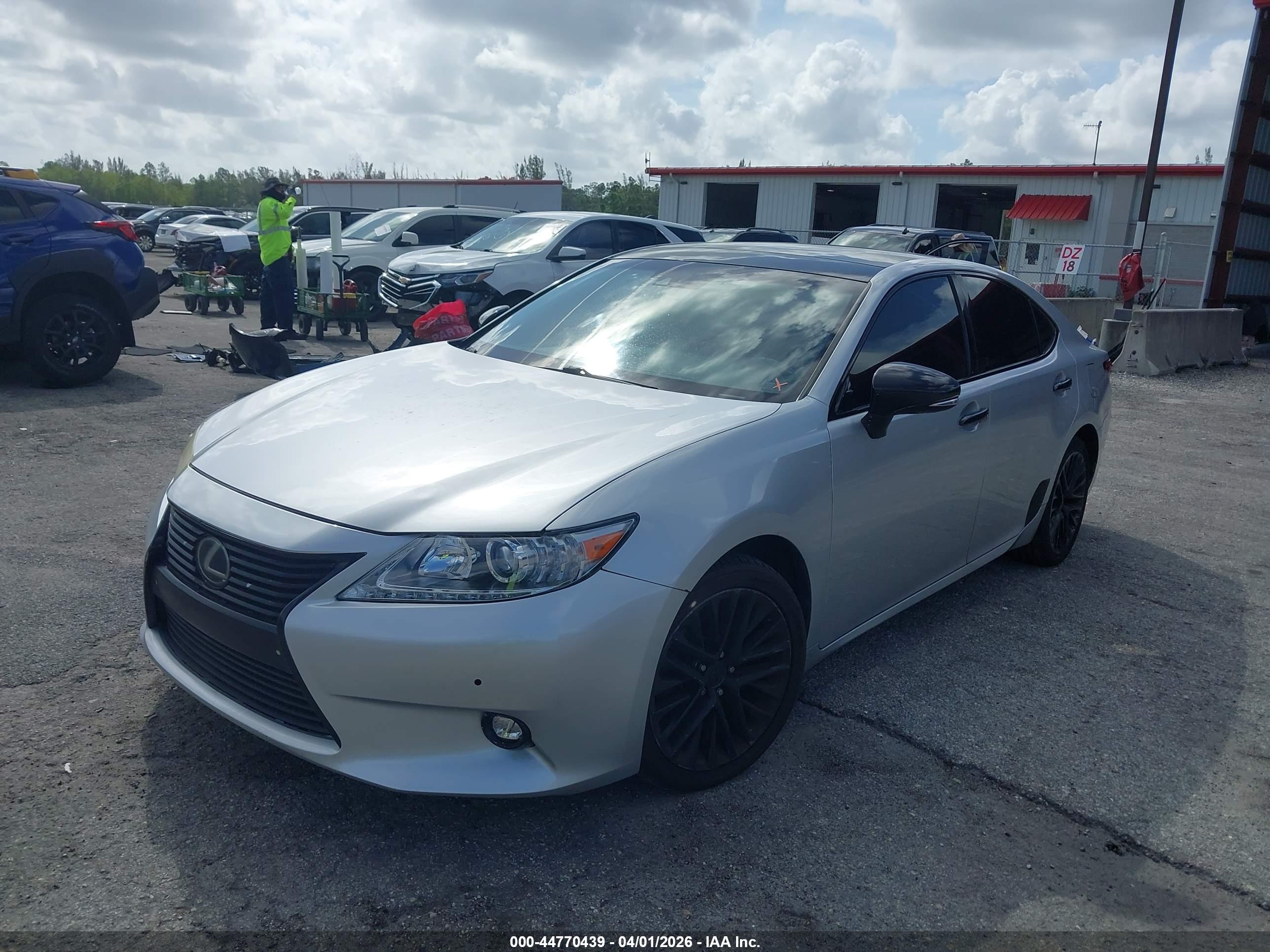 LEXUS ES image 2