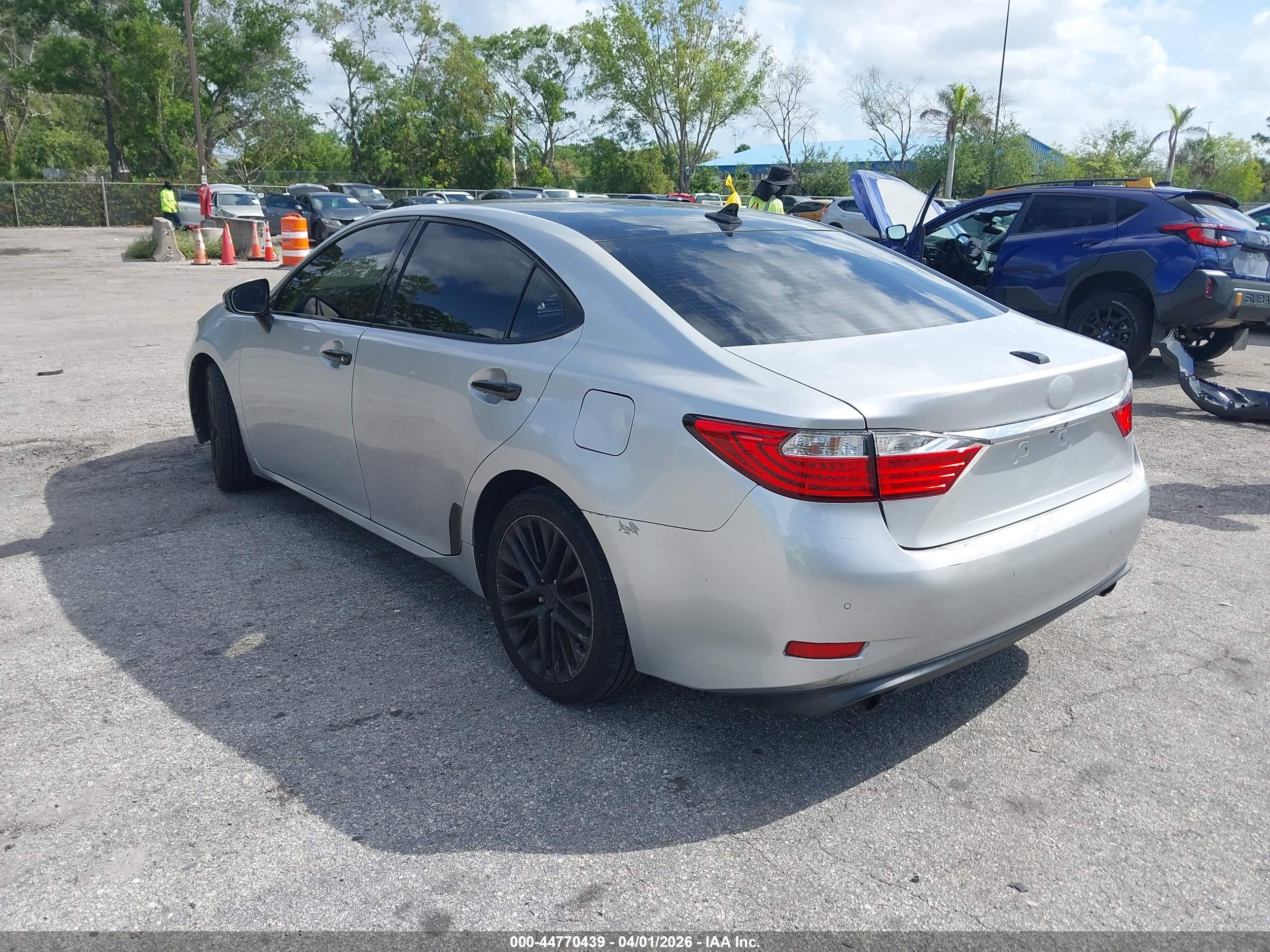 LEXUS ES image 3