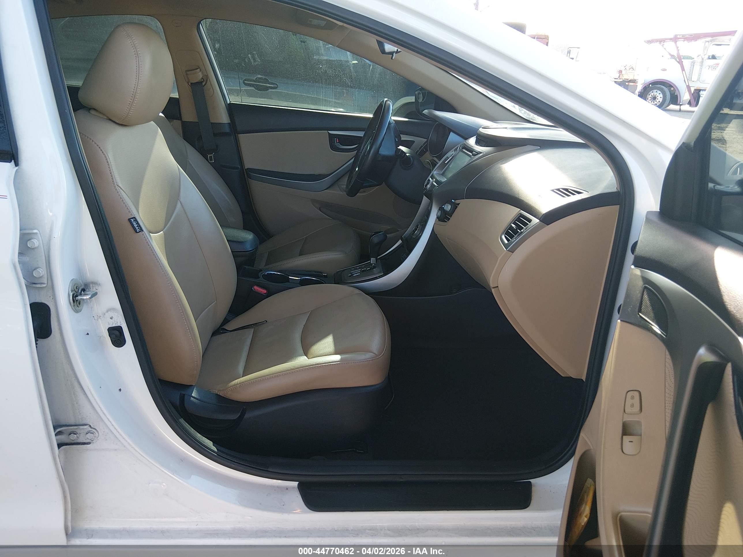 HYUNDAI ELANTRA image 5